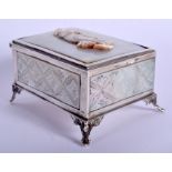 AN EARLY 20TH CENTURY CONTINENTAL SILVER AND MOTHER OF PEARL BOX formed with a cameo of a girl. 5 cm
