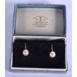 A PAIR OF EDWARDIAN GOLD AND PEARL EARRINGS. 2 grams.