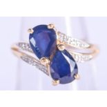 A GOLD DIAMOND AND DOUBLE SAPPHIRE RING. 3.7 grams. L.