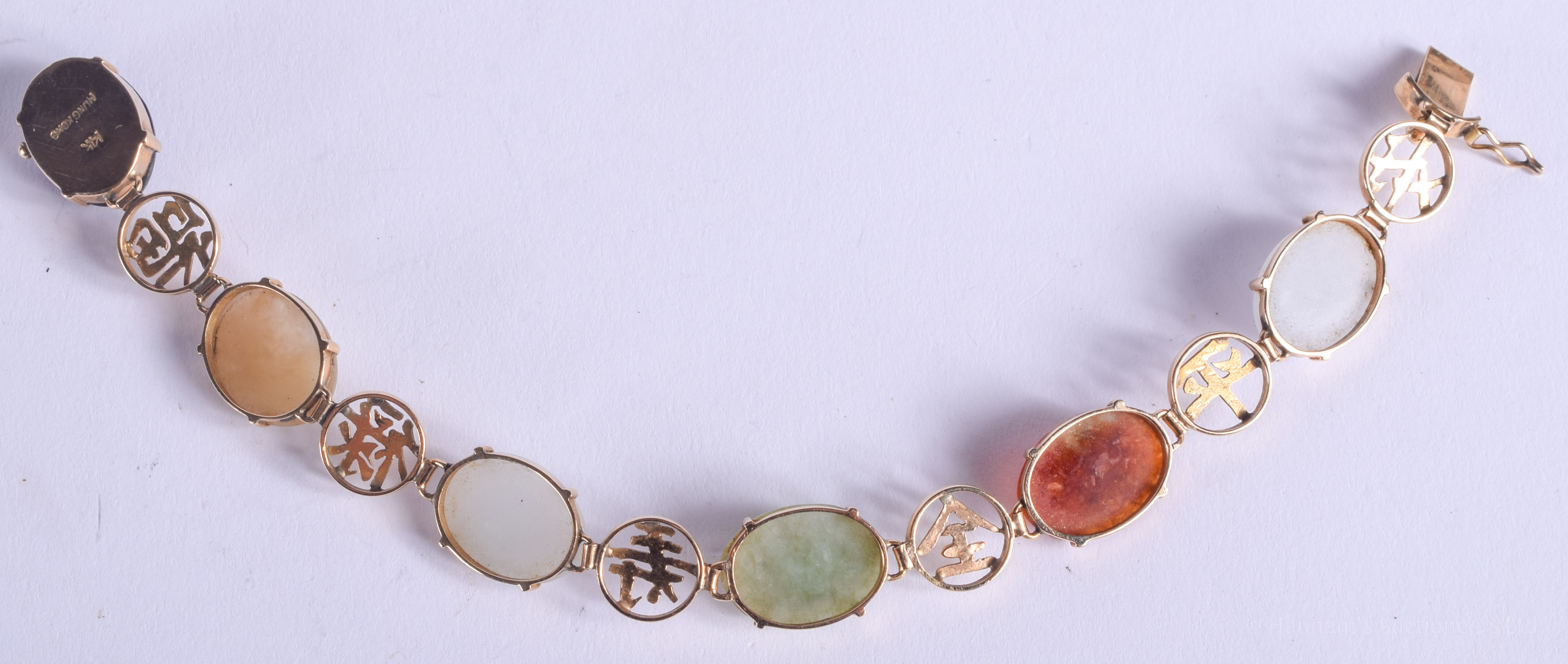 A VINTAGE GOLD JADE AND AGATE BRACELET. 16.2 grams. 16 cm long. - Image 2 of 3