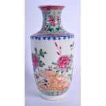 AN EARLY 20TH CENTURY CHINESE FAMILLE ROSE PORCELAIN VASE Late Qing/Republic. 23 cm high.