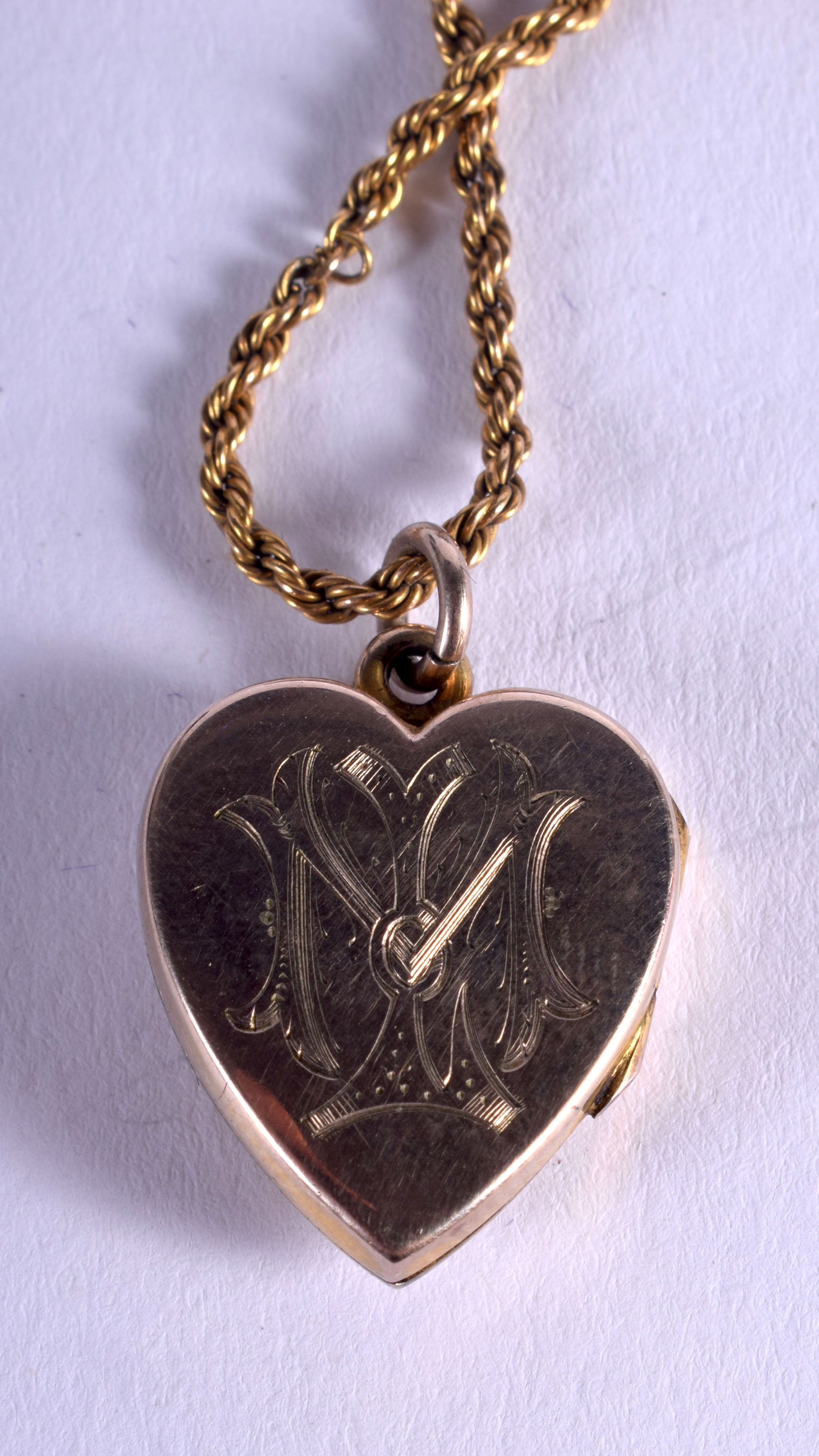 AN EDWARDIAN 9CT GOLD HEART PENDANT on chain. 7.5 grams. - Image 3 of 4