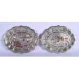 A PAIR OF EARLY 20TH CENTURY CHINESE MIXED METAL SCALLOPED DISHES decorated in copper and brass with