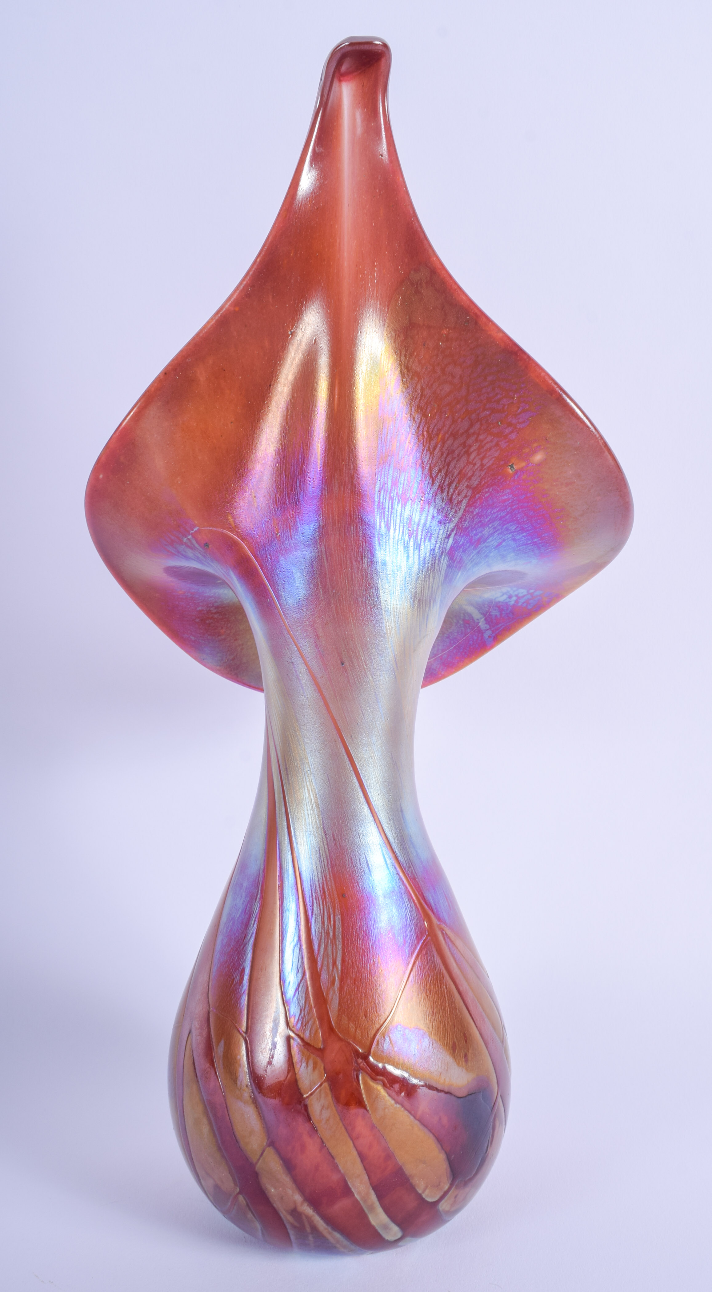 A LARGE EUROPEAN IRIDESCENT GLASS VASE in the manner of Tiffany & Co. 30 cm high. - Bild 2 aus 3