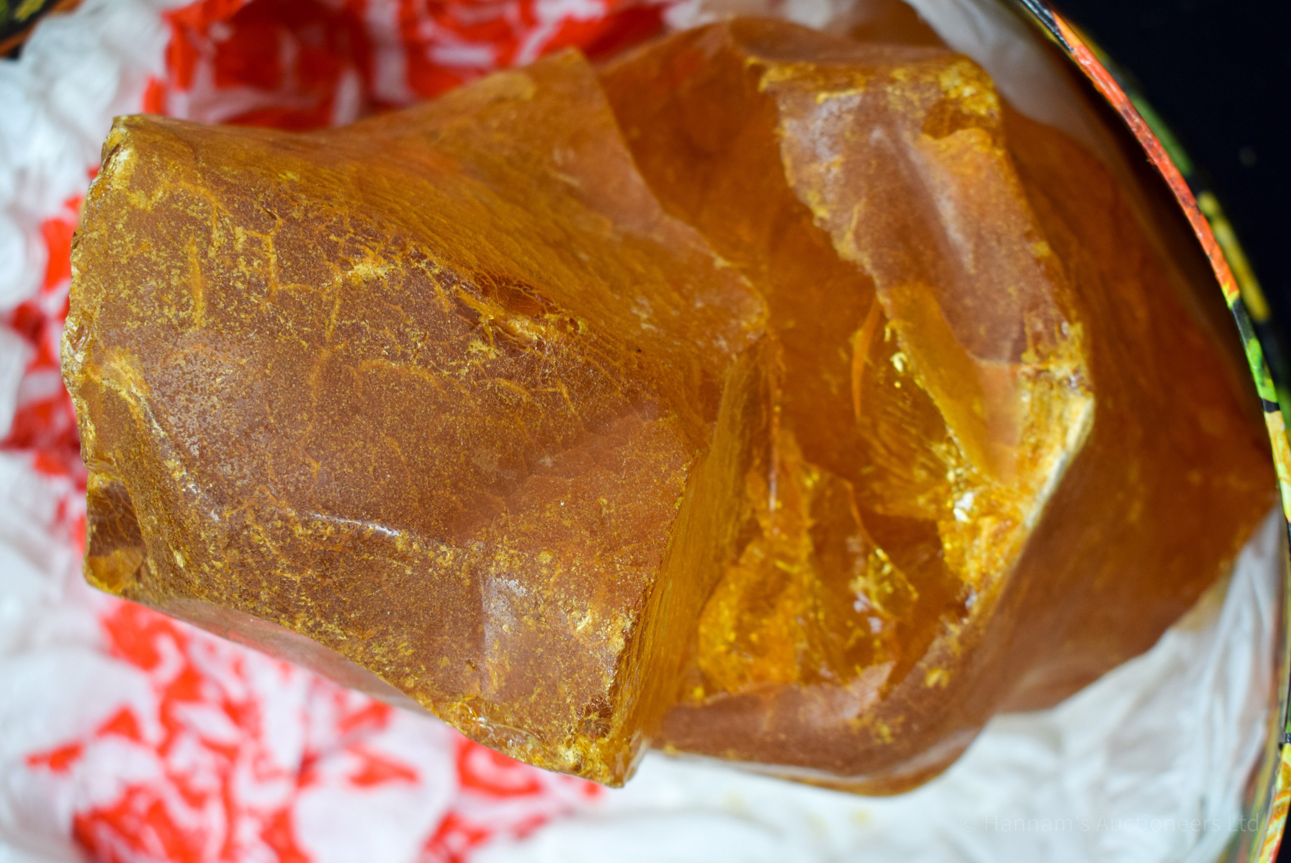A VERY LARGE AMBER SPECIMEN 2.6 kgs. 20 cm x 16 cm. - Image 5 of 9