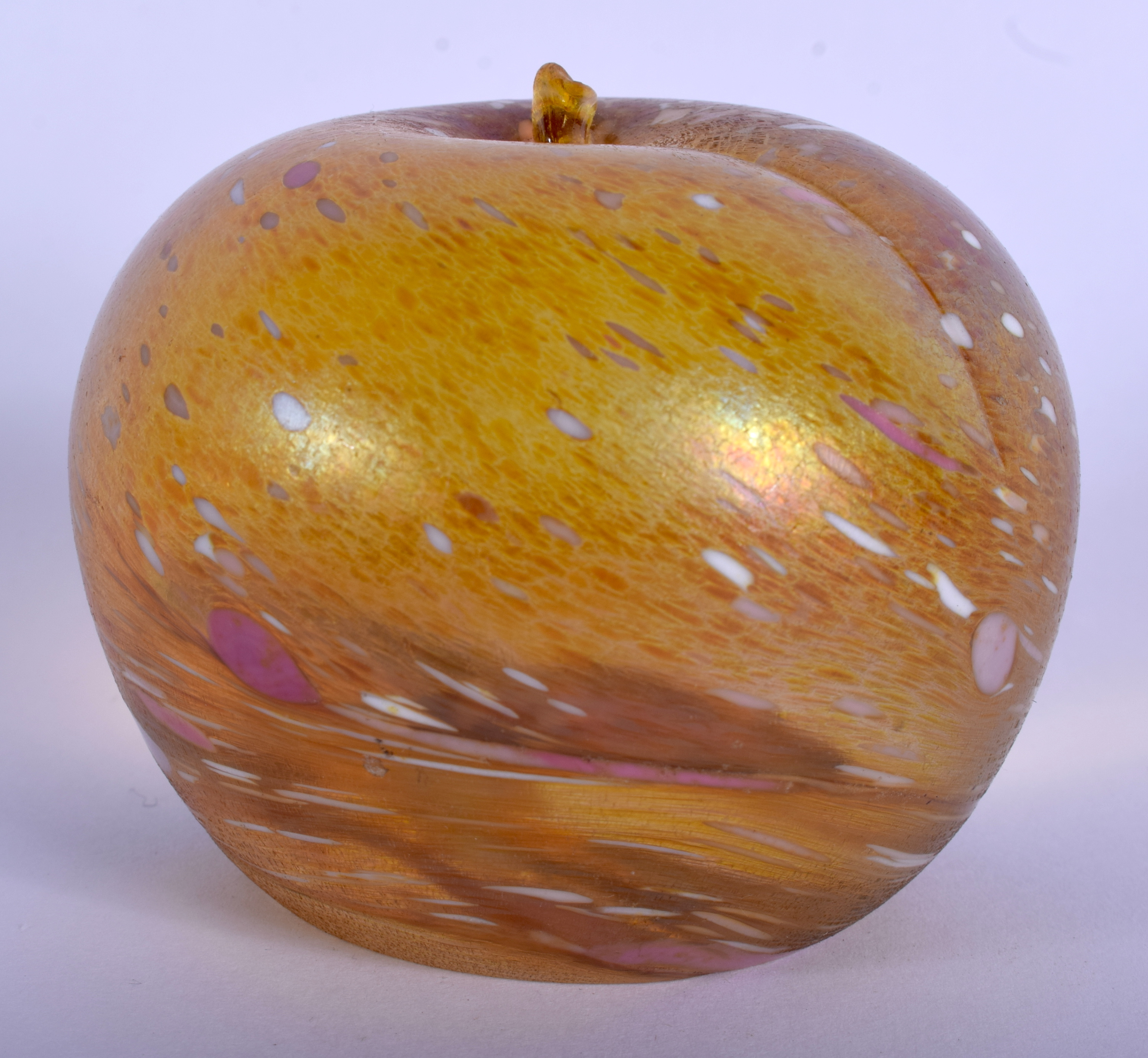 A CHARMING EUROPEAN ART GLASS SPECKLED APPLE PAPERWEIGHT. 6.5 cm wide. - Bild 2 aus 4