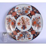 A LARGE 18TH CENTURY JAPANESE EDO PERIOD IMARI CHARGER painted with urns and floral sprays. 45 cm di