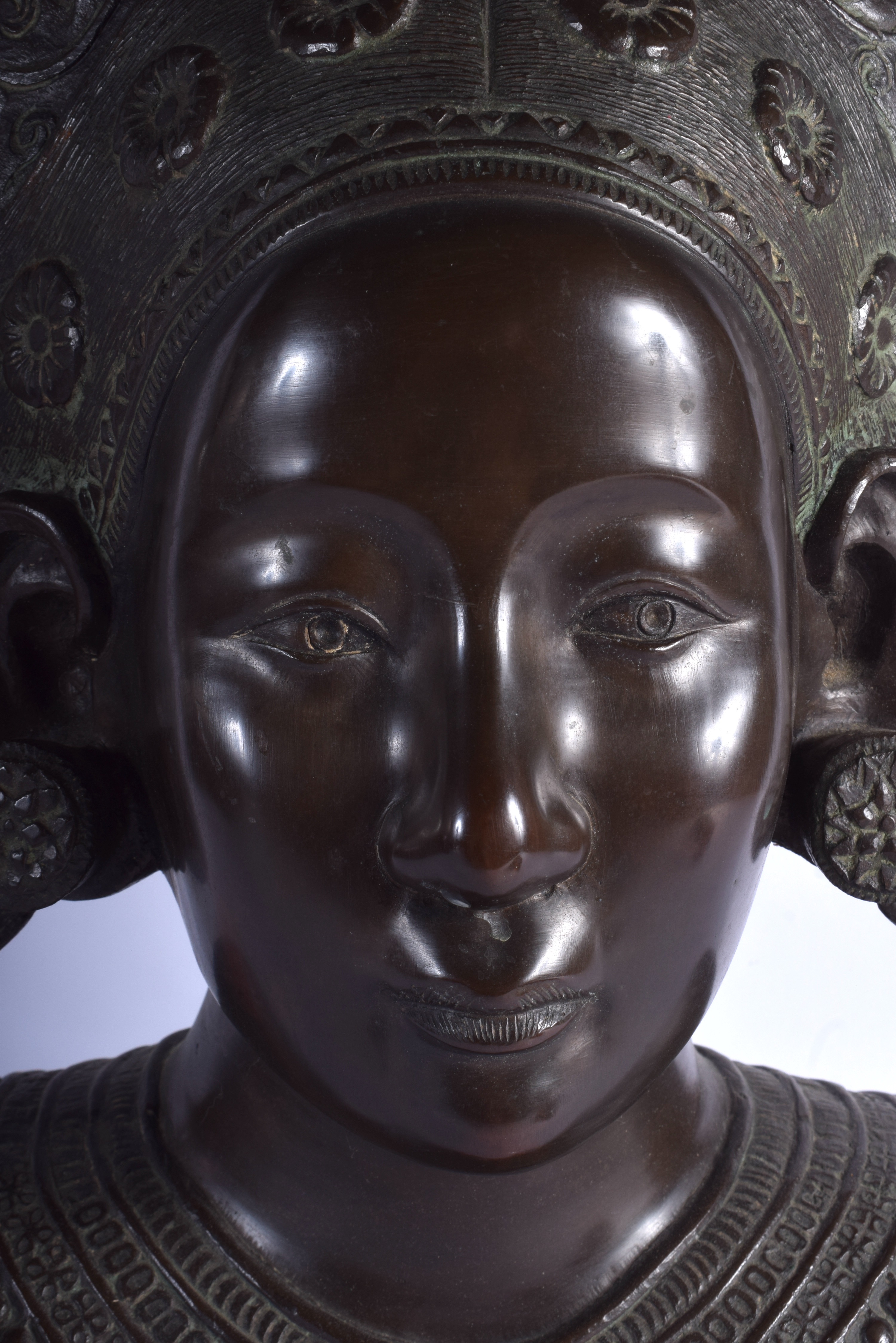 A VERY LARGE EARLY 20TH CENTURY SOUTH EAST ASIAN BRONZE BUST modelled as a female. 56 cm x 22 cm. - Image 2 of 5