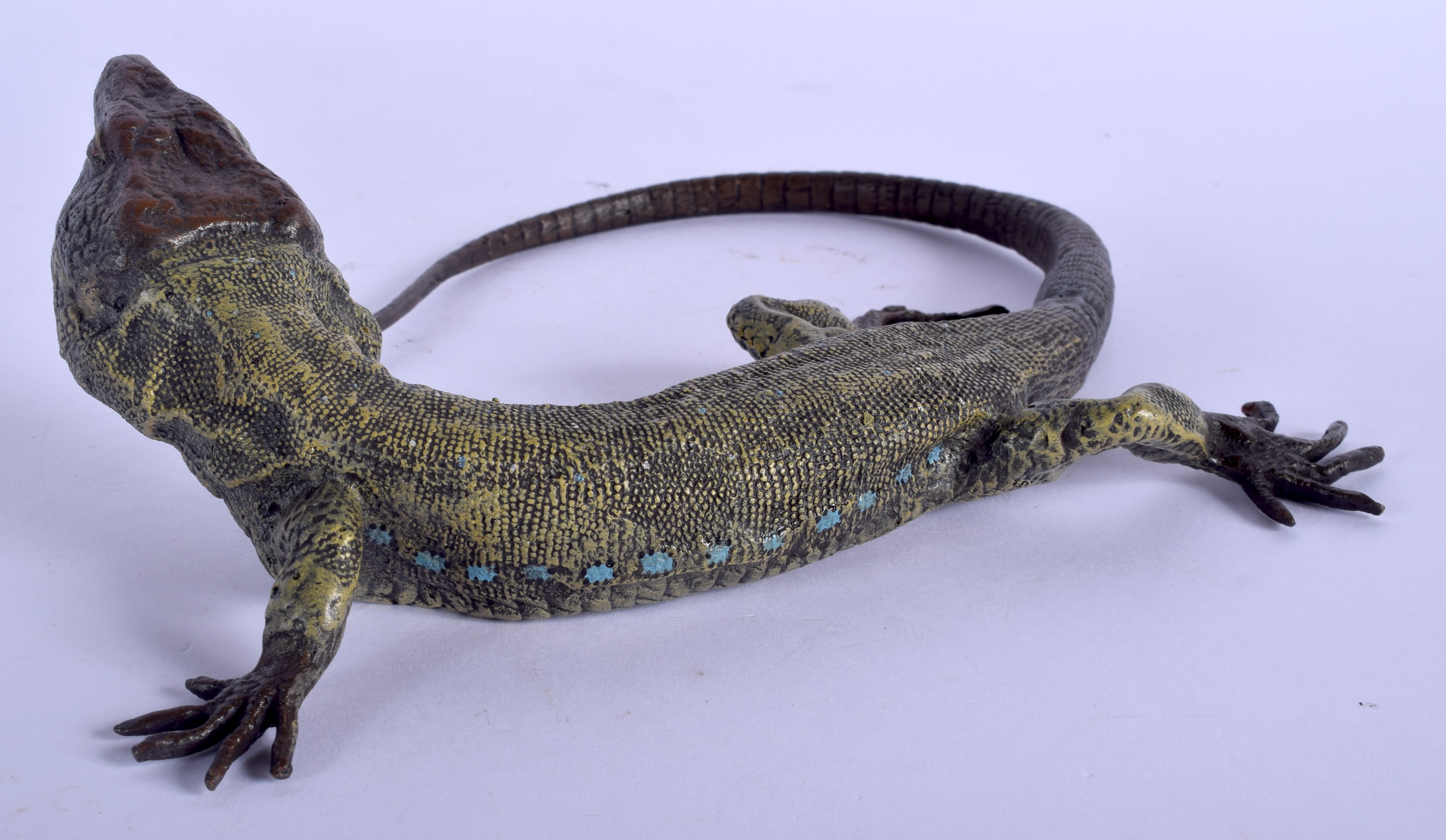 A CONTEMPORARY COLD PAINTED BRONZE FIGURE OF A LIZARD modelled with head upturned. 18 cm x 16 cm. - Image 2 of 6