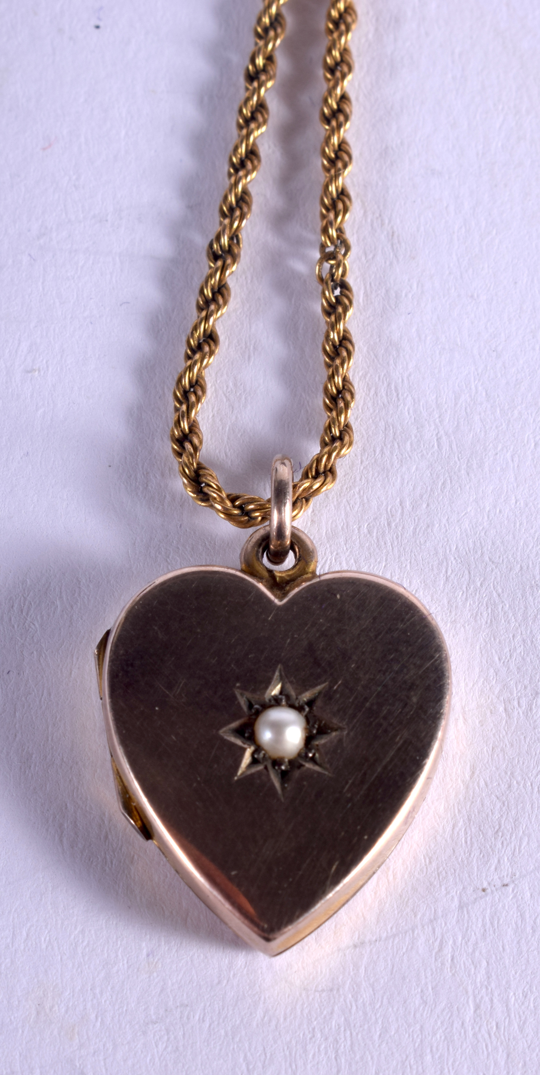 AN EDWARDIAN 9CT GOLD HEART PENDANT on chain. 7.5 grams. - Image 2 of 4