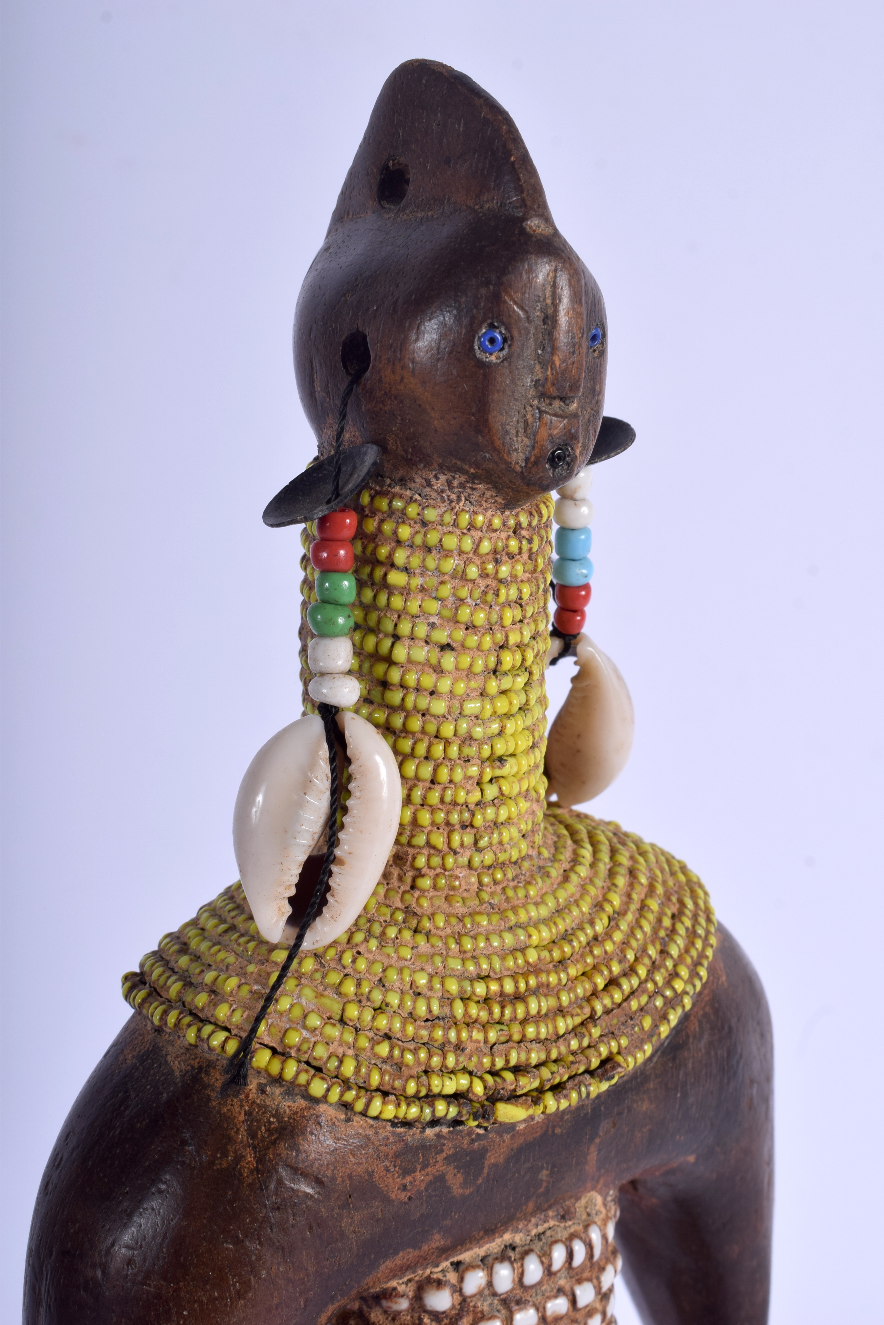 AN AFRICAN TRIBAL SHELL BEAD AND CORAL STANDING FIGURE. 32 cm high. - Image 4 of 4