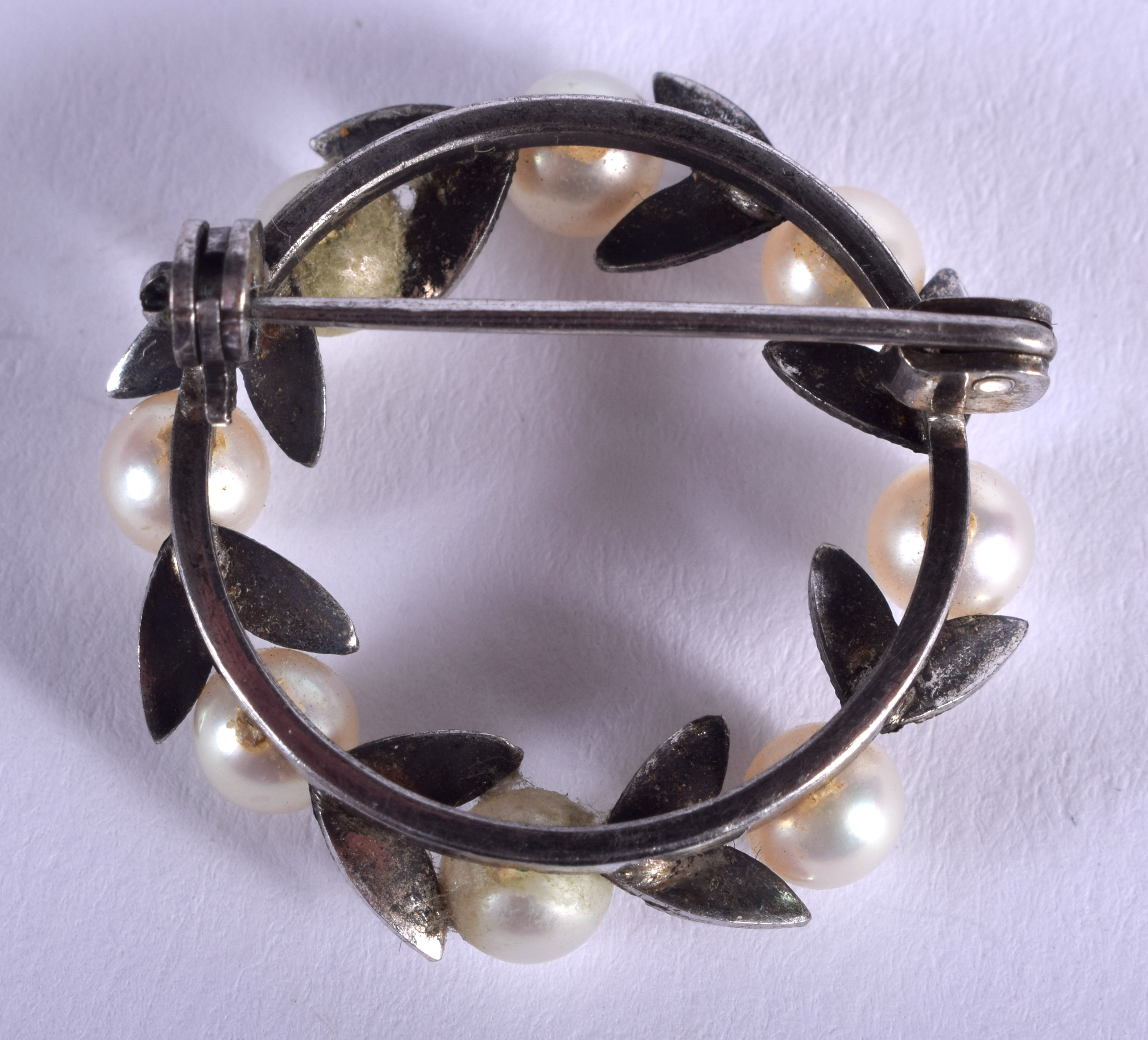 AN EDWARDIAN WHITE METAL AND PEARL BROOCH. 2.25 cm wide. - Image 2 of 2