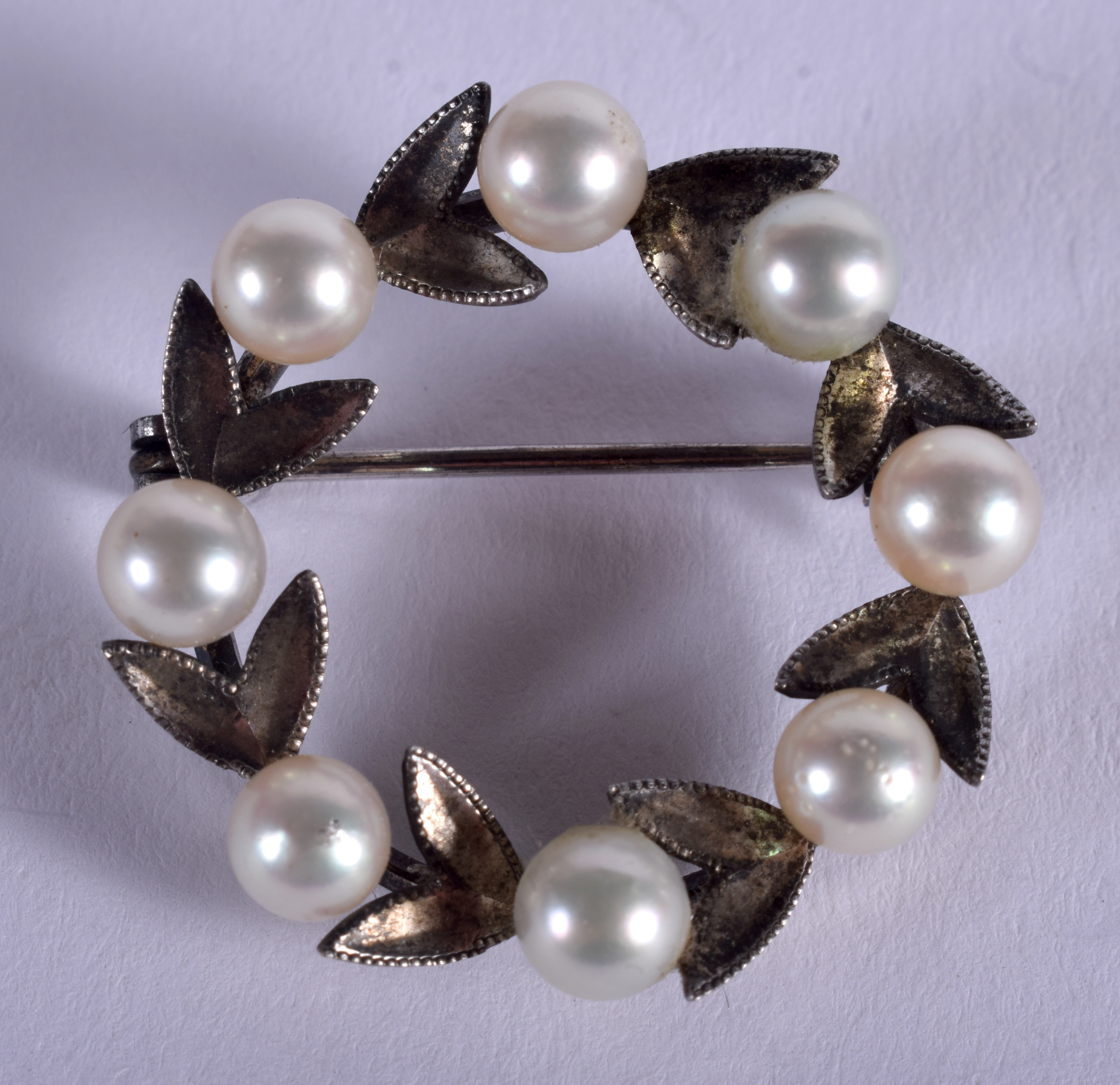 AN EDWARDIAN WHITE METAL AND PEARL BROOCH. 2.25 cm wide.