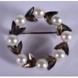 AN EDWARDIAN WHITE METAL AND PEARL BROOCH. 2.25 cm wide.