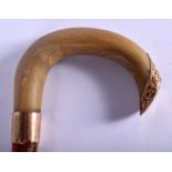 A 19TH CENTURY CONTINENTAL CARVED RHINOCEROS HORN HANDLED WALKING STICK. 89 cm long.