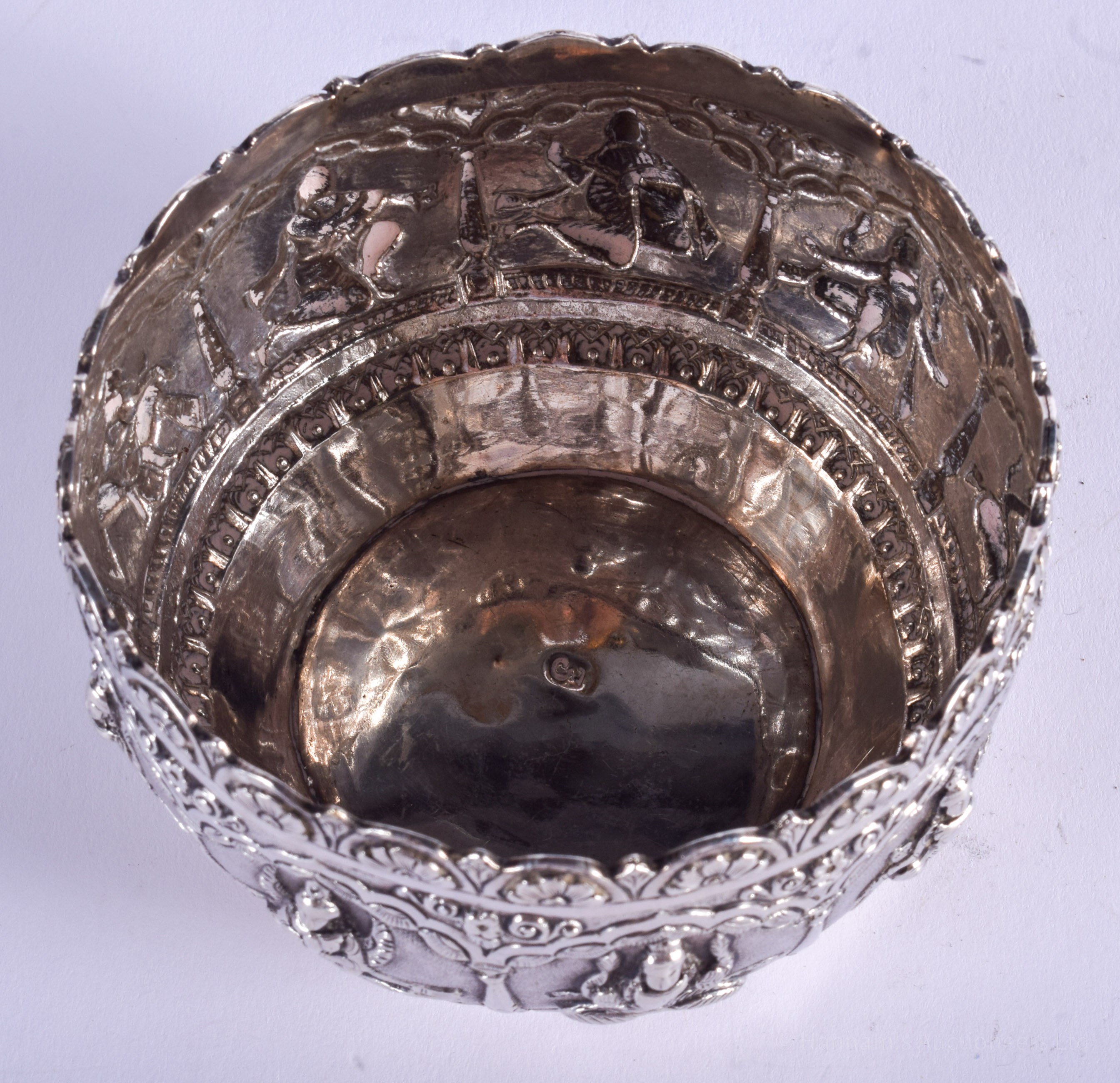 A VERY UNUSUAL ENGLISH SILVER INDIAN STYLE SUGAR BOWL. 95 grams. 9.5 cm wide. - Image 4 of 6