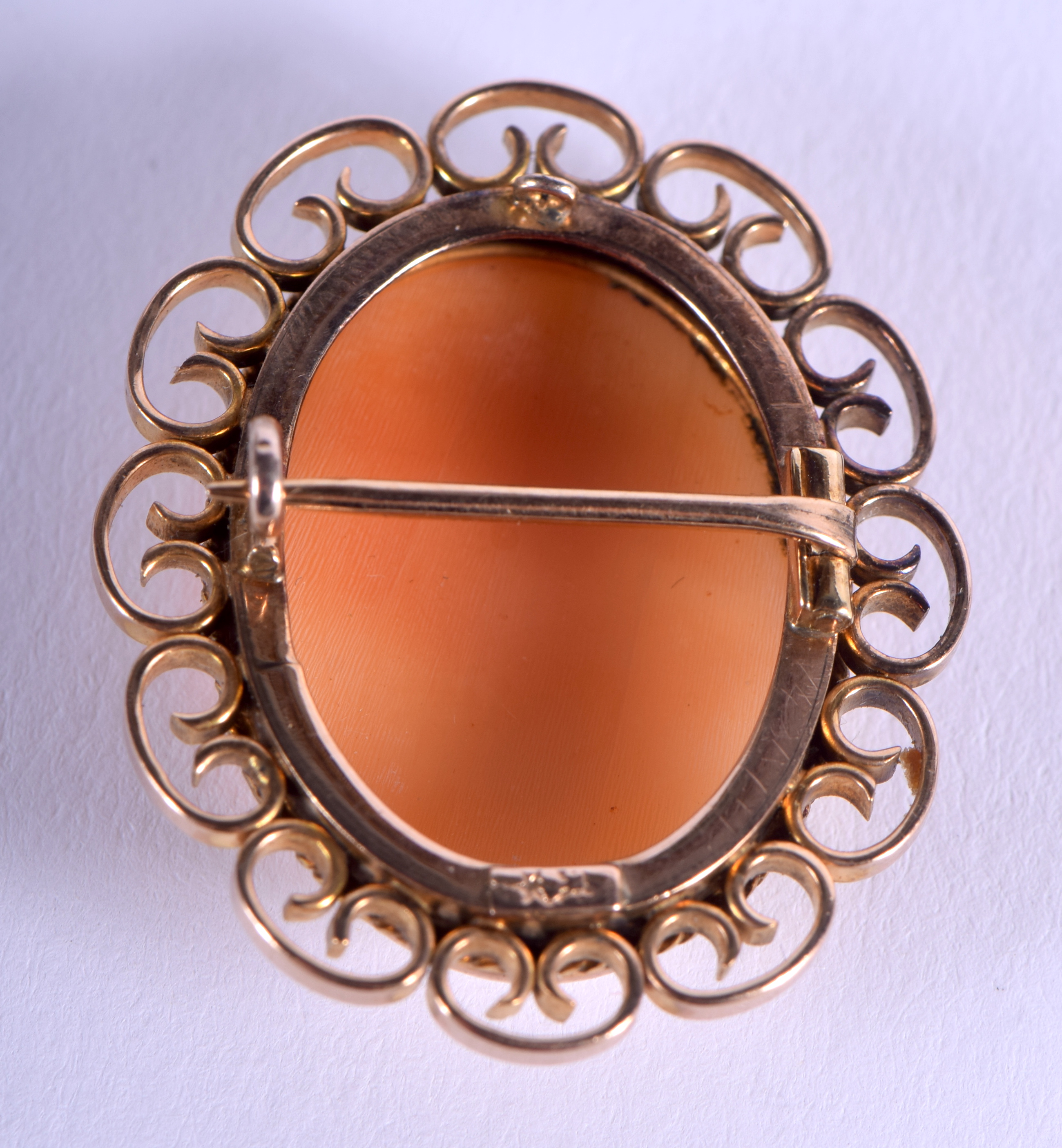 A VINTAGE 9CT GOLD CAMEO BROOCH. 6.3 grams. 3 cm x 2.75 cm. - Image 2 of 3