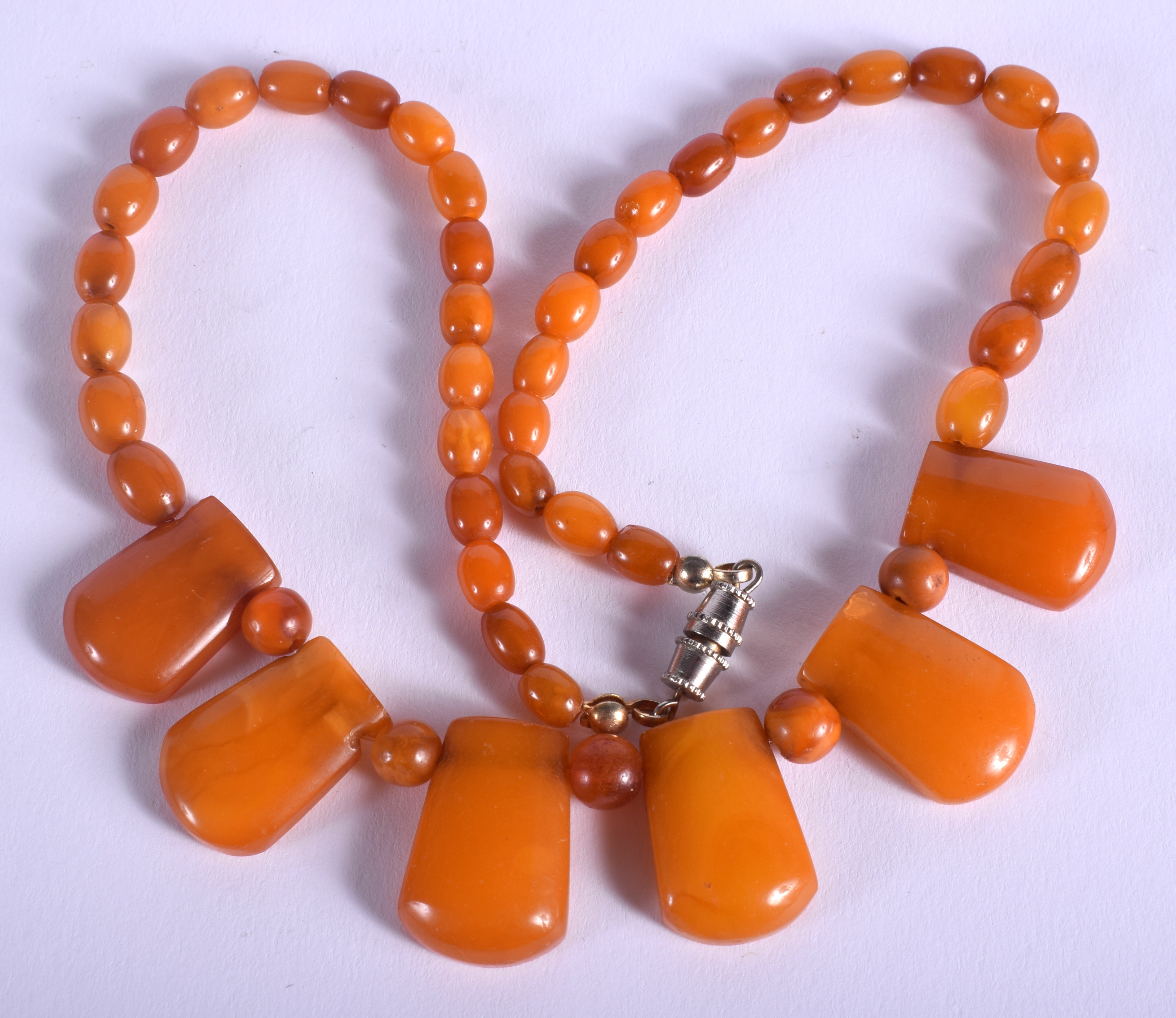 AN EARLY 20TH CENTURY CONTINENTAL AMBER NECKLACE. 14 grams. 34 cm long.