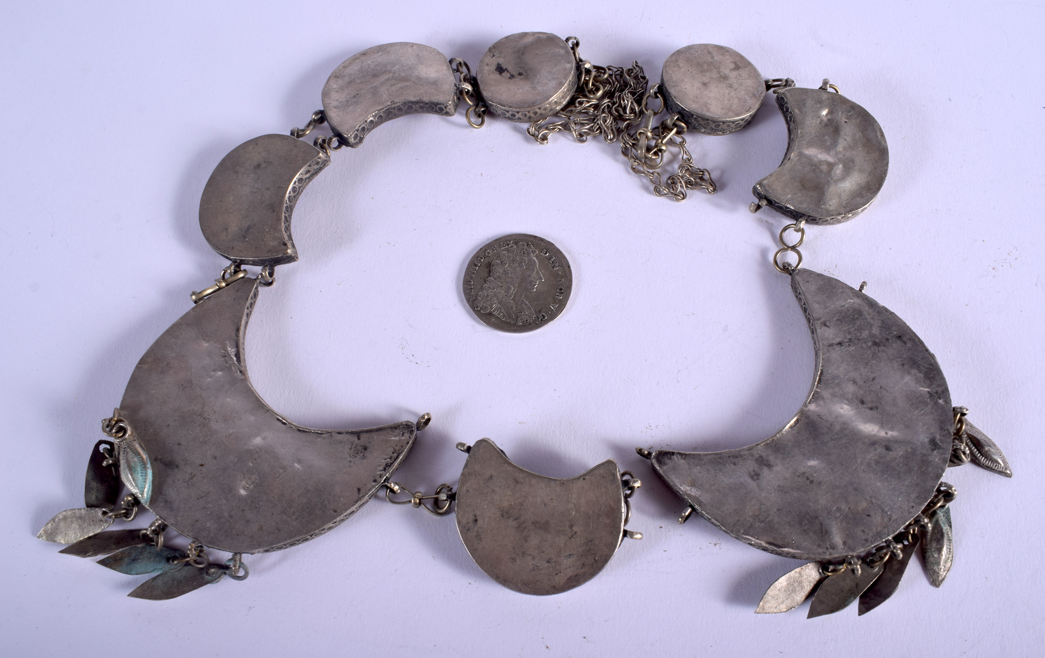 A MIDDLE EASTERN SILVER AND LAPIS LAZULI NECKLACE. 151 grams. - Image 2 of 2