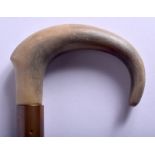 A 19TH CENTURY CONTINENTAL CARVED RHINOCEROS HORN HANDLED WALKING STICK. 85 cm long.