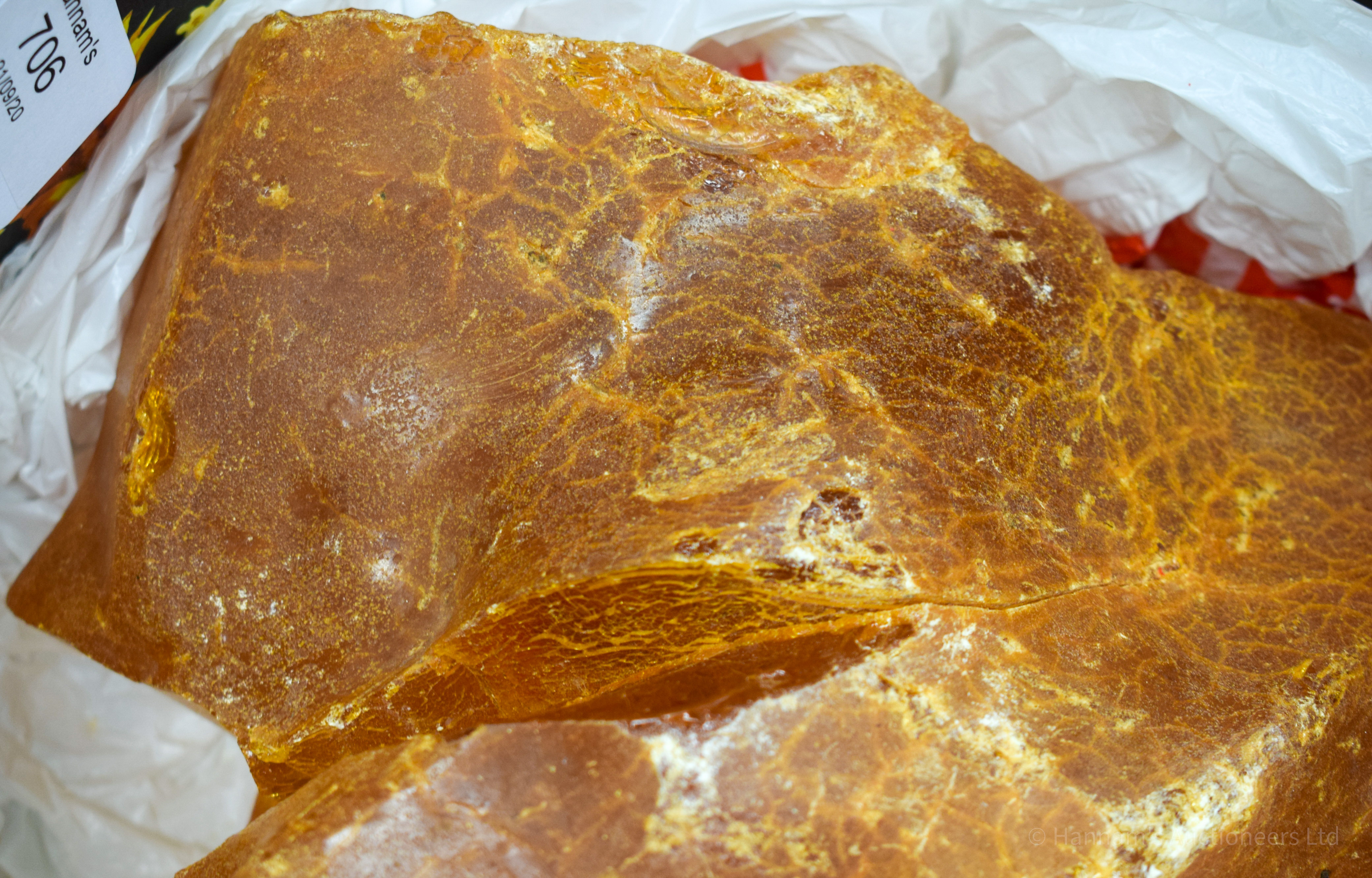 A VERY LARGE AMBER SPECIMEN 2.6 kgs. 20 cm x 16 cm. - Image 6 of 9