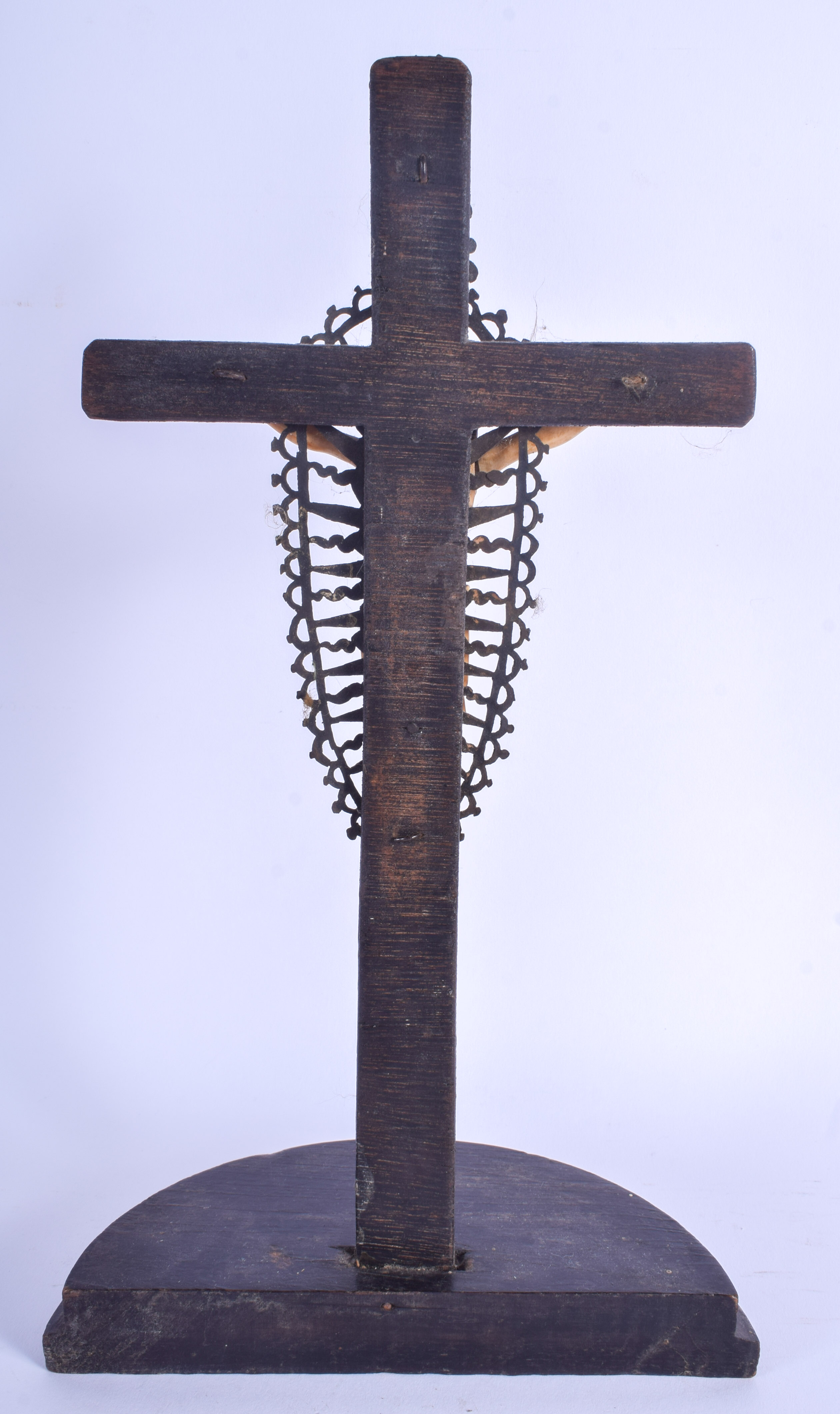 AN 18TH CENTURY INDO PORTUGUESE CARVED IVORY CRUCIFIX modelled upon the cross. Ivory 13 cm x 11 cm. - Image 3 of 3