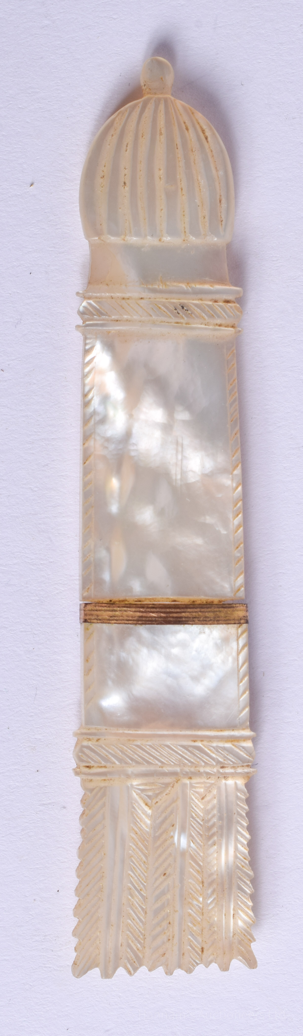 A 19TH CENTURY PALAIS ROYALE TYPE MOTHER OF PEARL NEEDLE CASE. 8 cm long.