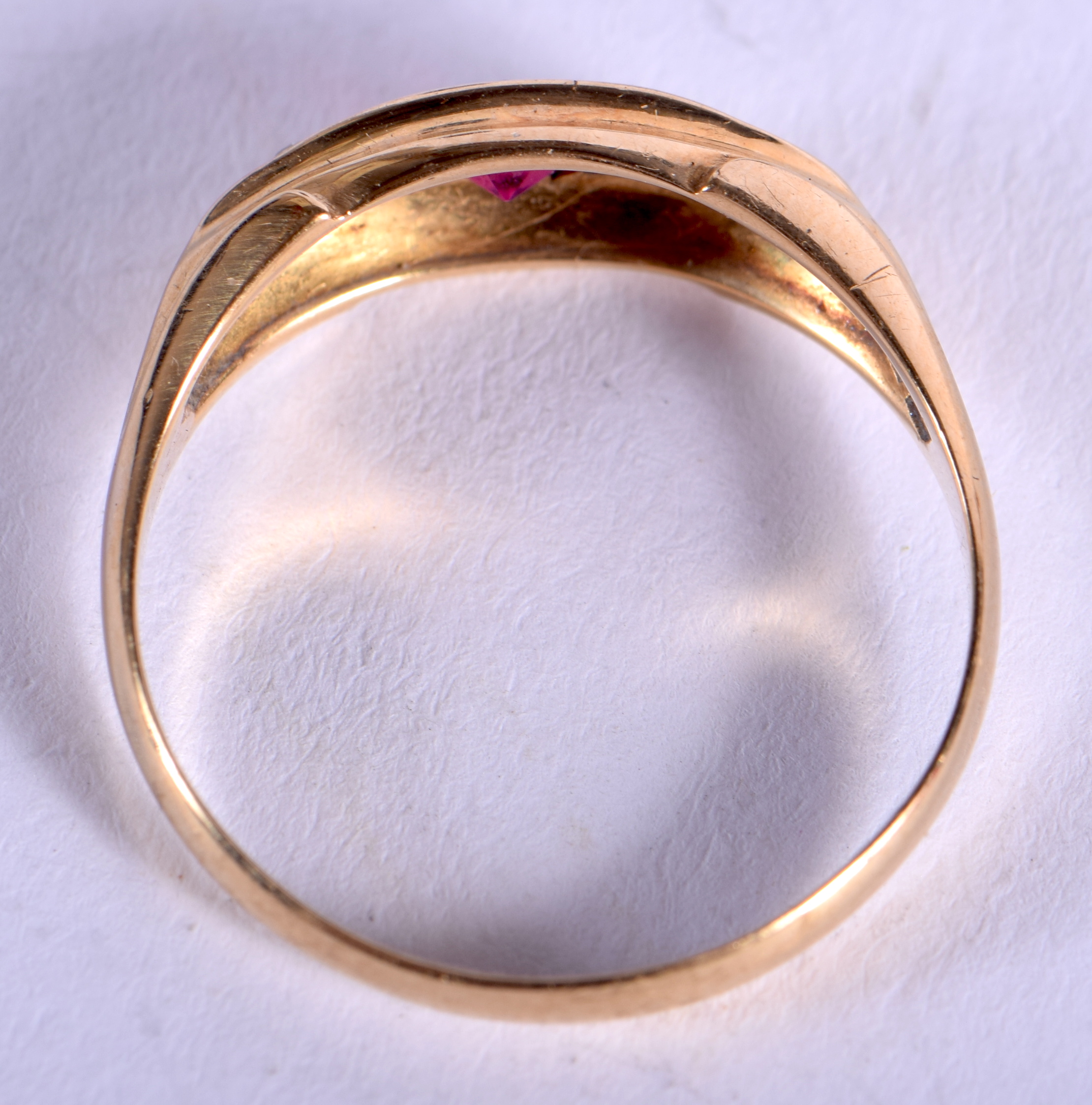 AN ANTIQUE 18CT GOLD AND RUBY RING. 2.2 grams. Q. - Image 2 of 4