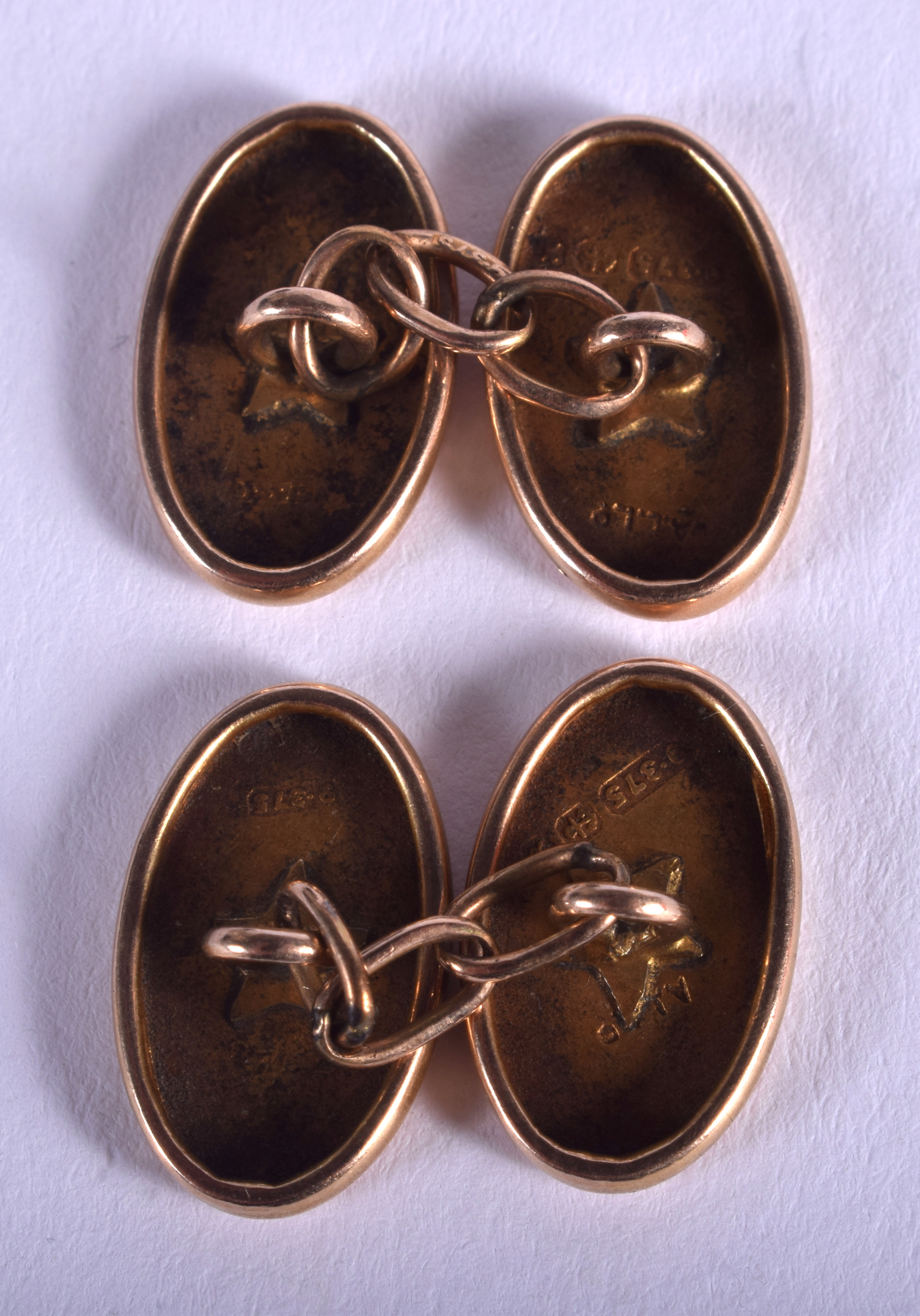 A PAIR OF VINTAGE 9CT GOLD CUFFLINKS. 2.8 grams. - Image 2 of 3