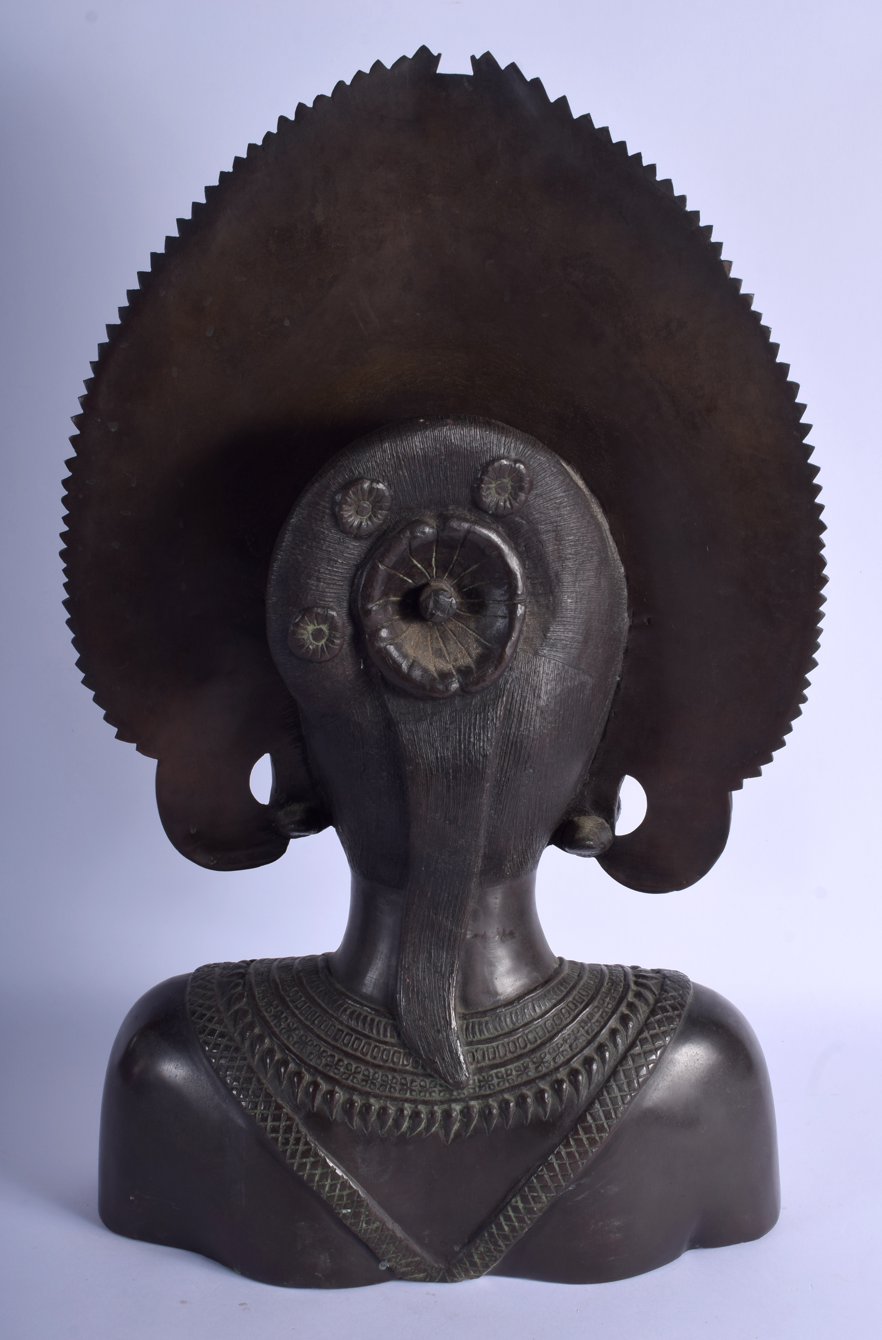 A VERY LARGE EARLY 20TH CENTURY SOUTH EAST ASIAN BRONZE BUST modelled as a female. 56 cm x 22 cm. - Image 4 of 5