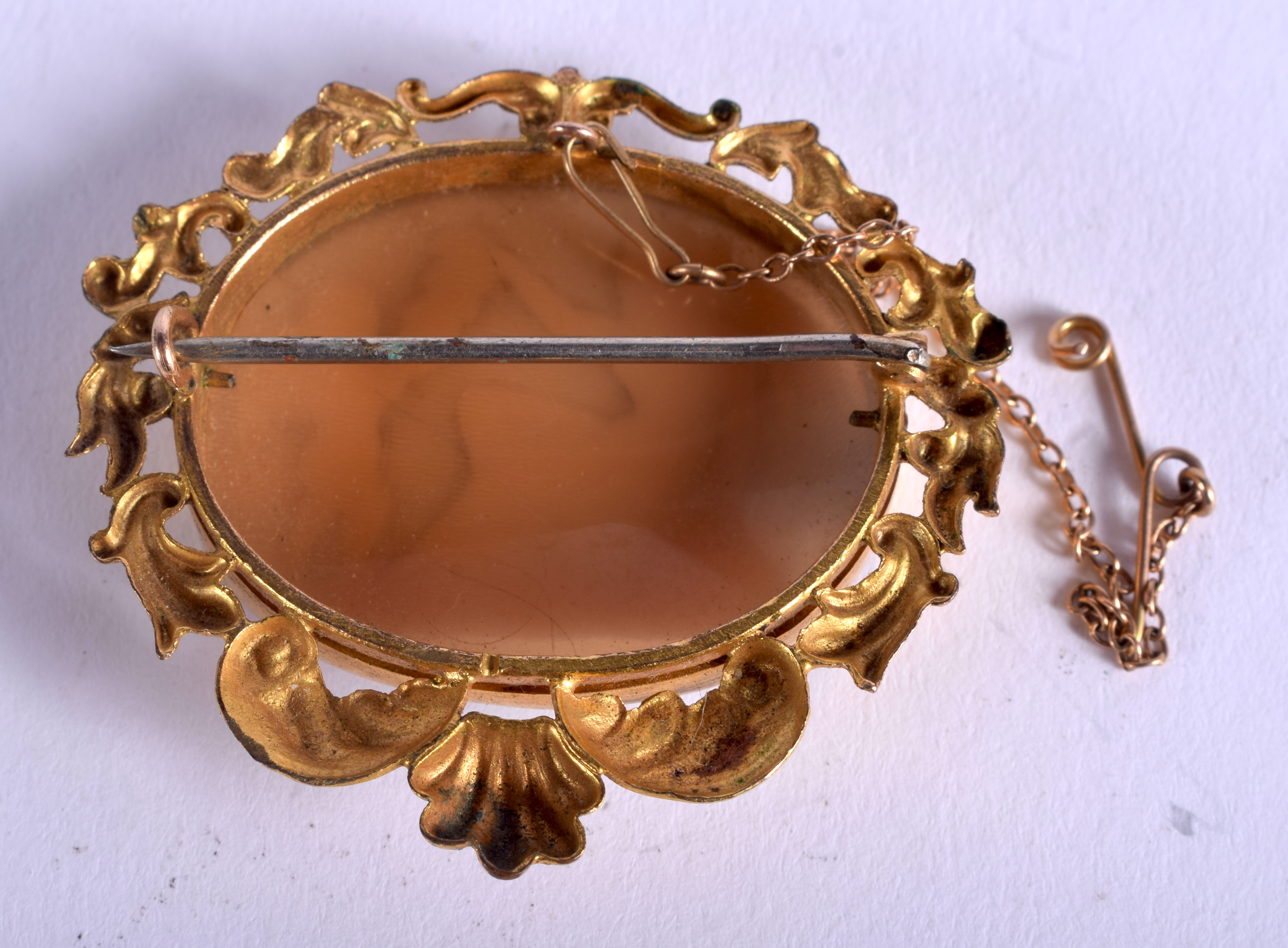 AN ANTIQUE YELLOW METAL CAMEO BROOCH. 8.4 grams. 3.5 cm x 3.25 cm. - Image 2 of 2