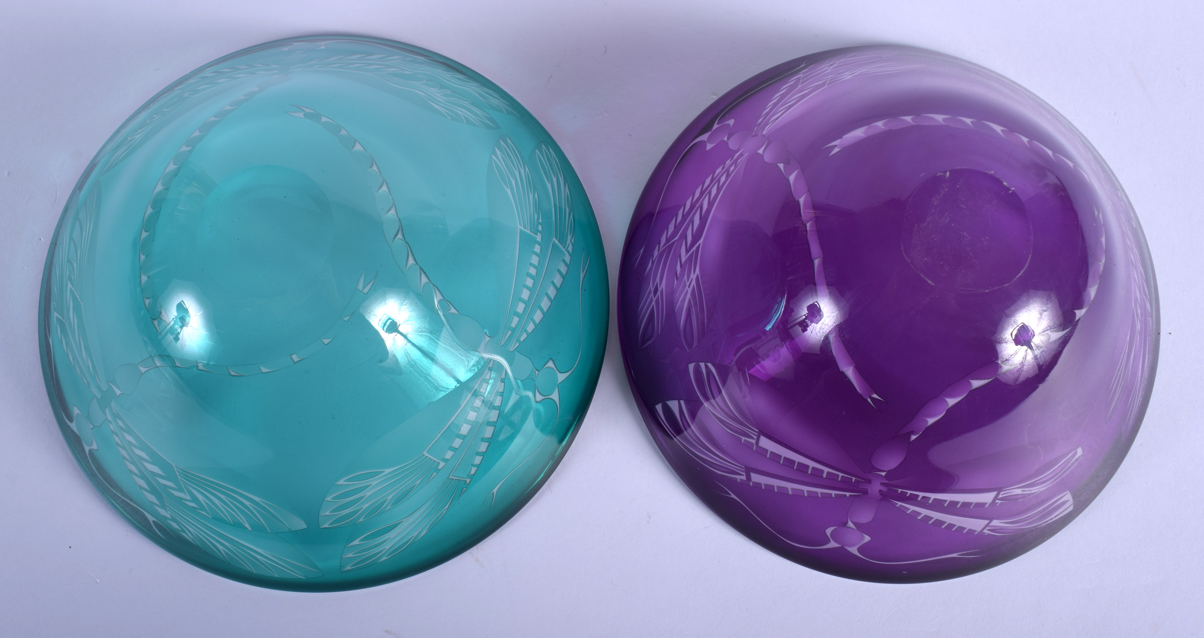 Julia Linstead, Pair of glass bowls, Dragonflies. 14.5 cm diameter. - Image 4 of 4