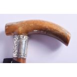 AN ANTIQUE SILVER MOUNTED RHINOCEROS HORN HANDLED WALKING CANE. 86 cm long.