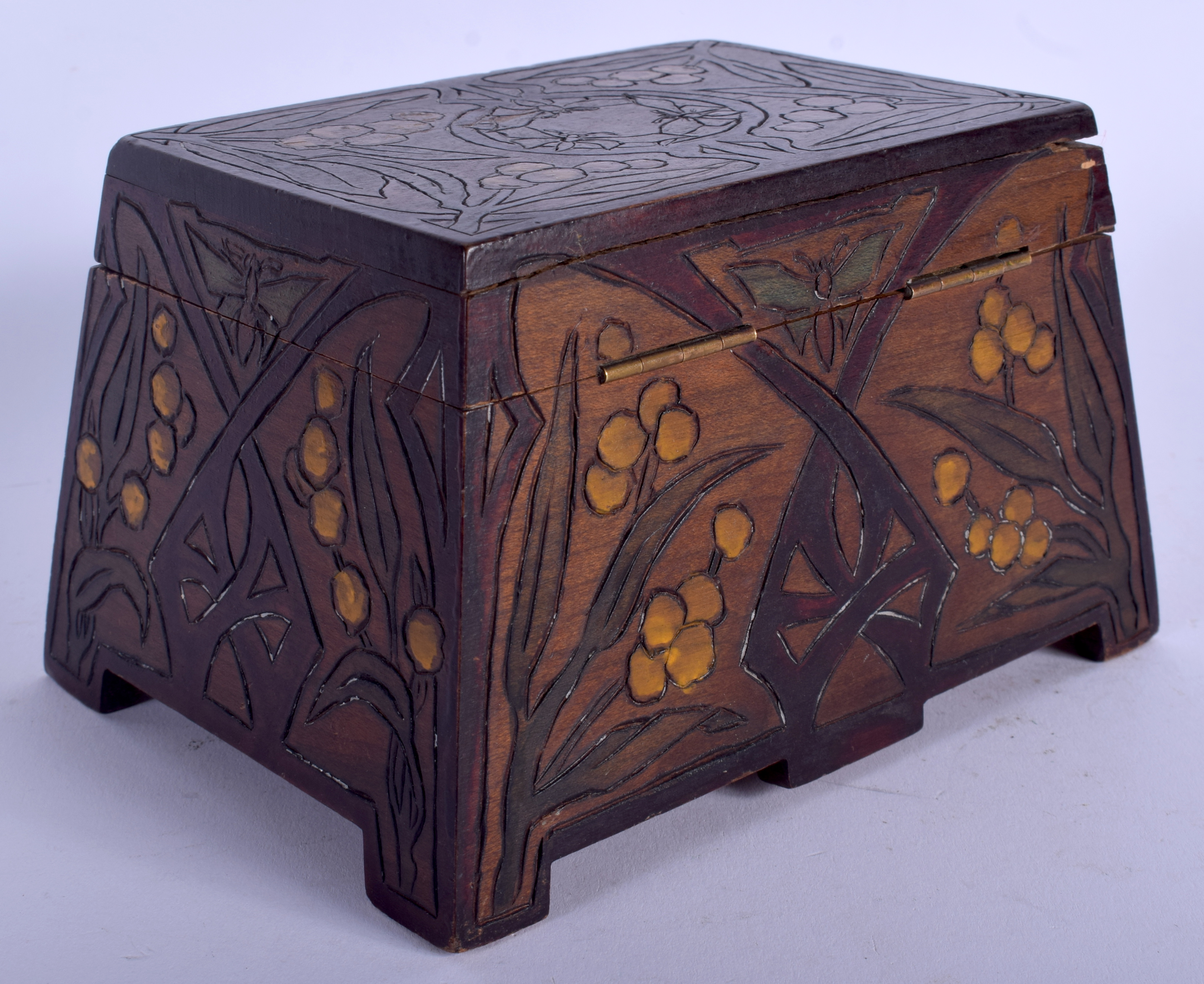 AN AUSTRIAN SECESSIONIST MOVEMENT CARVED WOOD CASKET decorated with flowers. 14 cm x 9 cm. - Image 2 of 5