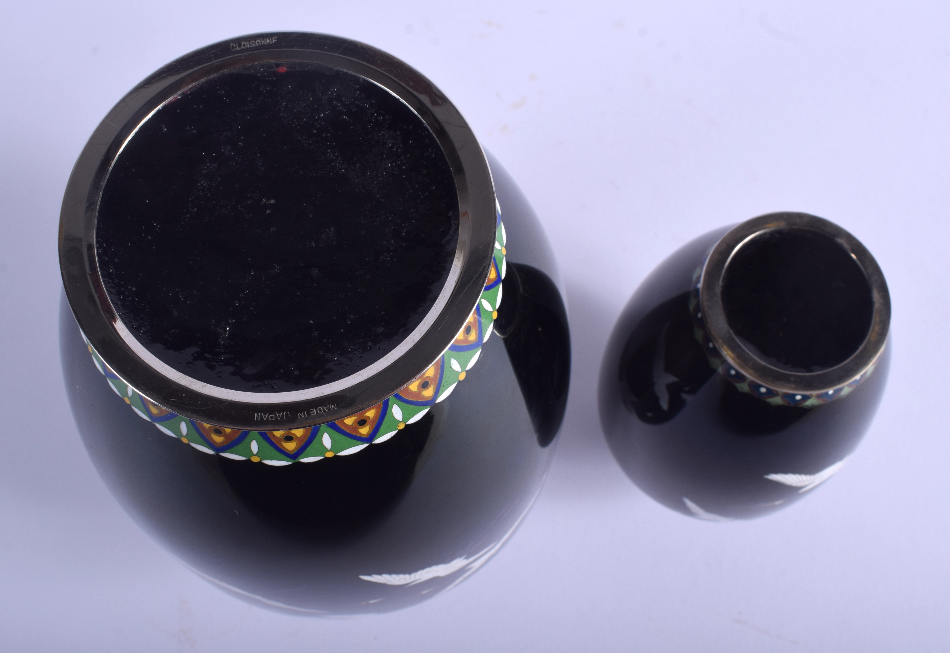 AN EARLY 20TH CENTURY JAPANESE MEIJI PERIOD ANDO CLOISONNE VASE together with a matching smaller va - Image 4 of 6