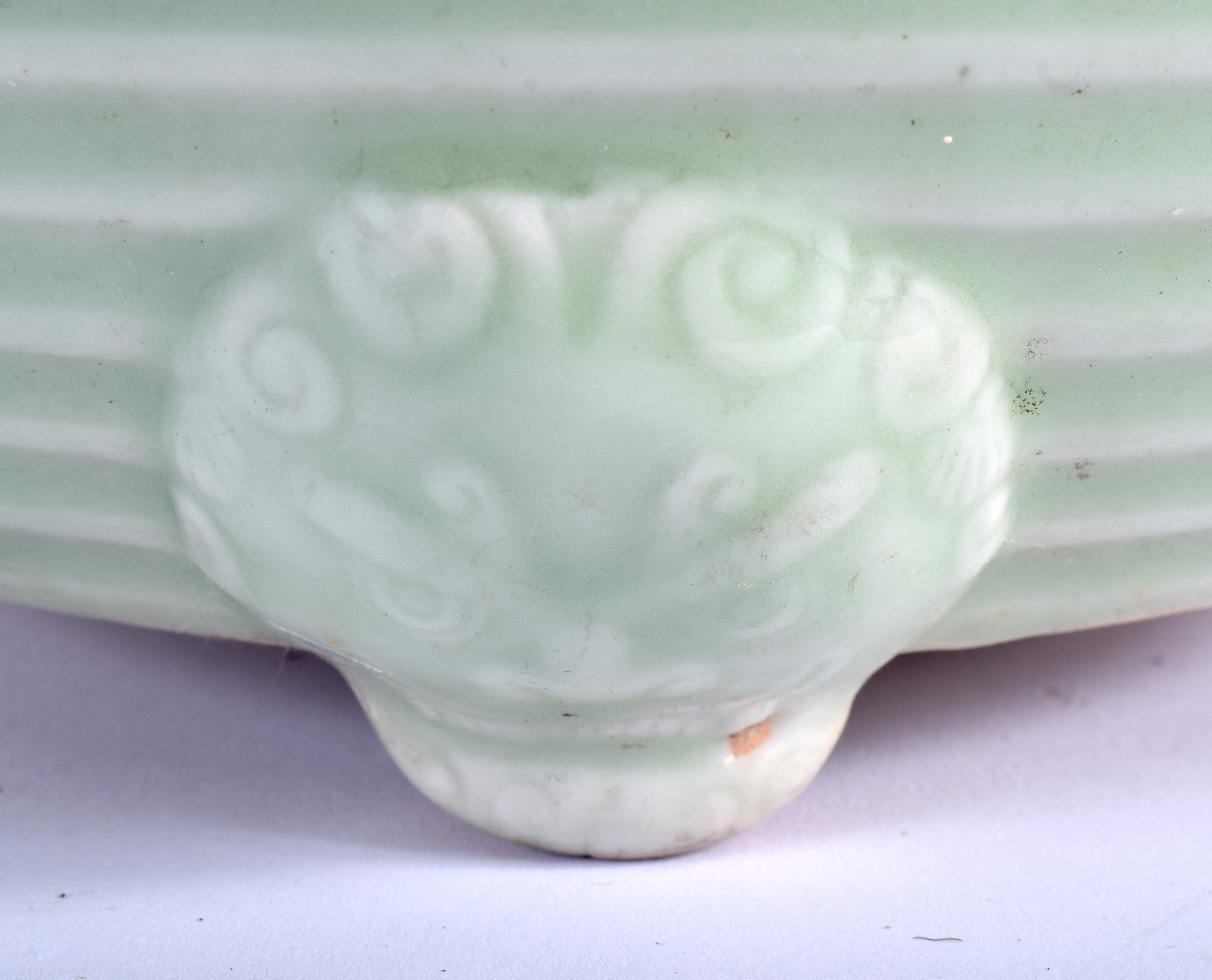A LARGE 19TH CENTURY CHINESE CELADON RIBBED CENSER Qing, with highly unusual mask head mounts. 26 c - Image 4 of 9