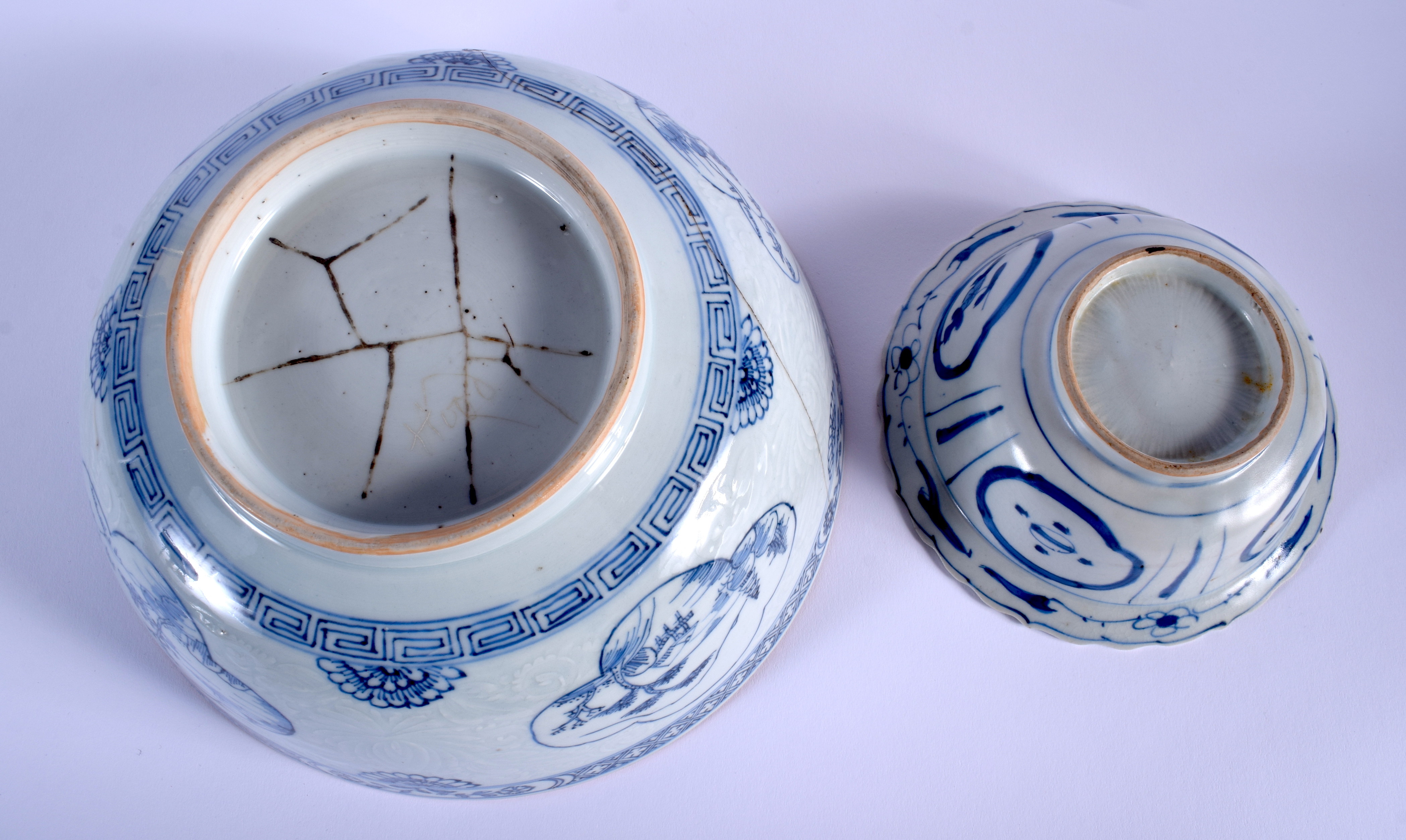 AN 18TH CENTURY CHINESE EXPORT BLUE AND WHITE BOWL Qianlong, painted with landscapes, together with - Image 4 of 4