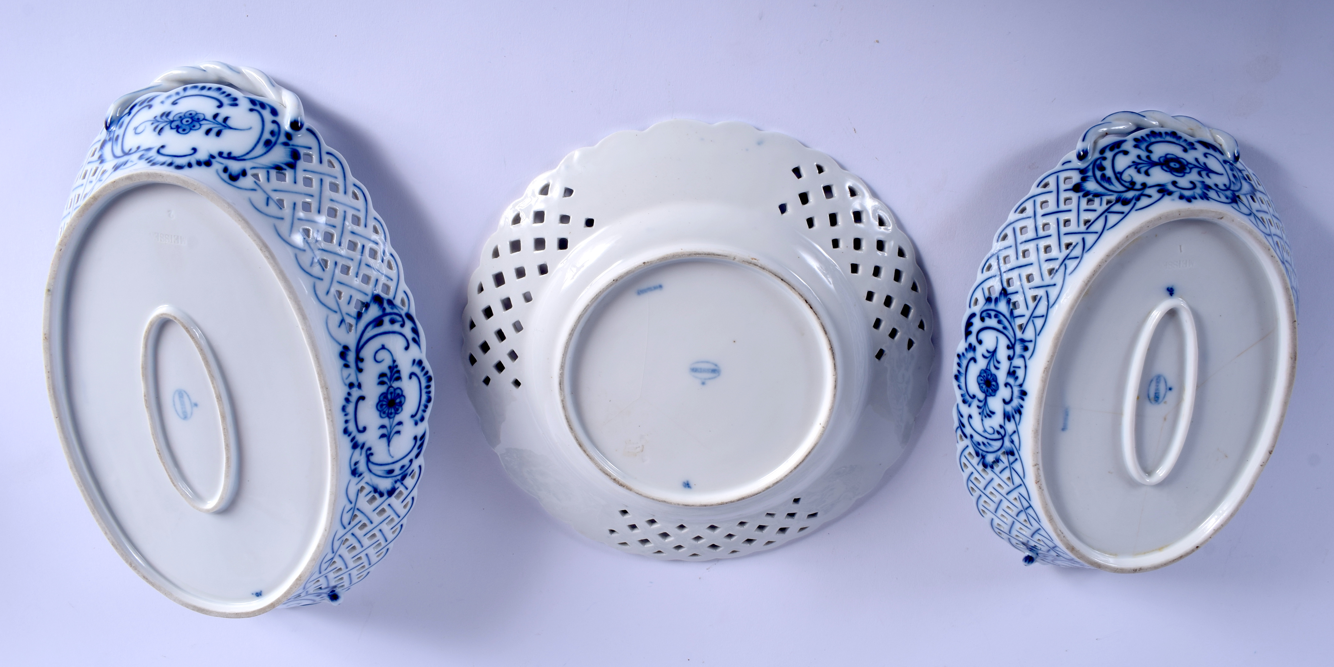 FOUR MEISSEN BLUE AND WHITE PLATES together with two baskets. Largest 29 cm wide. (6) - Bild 2 aus 3