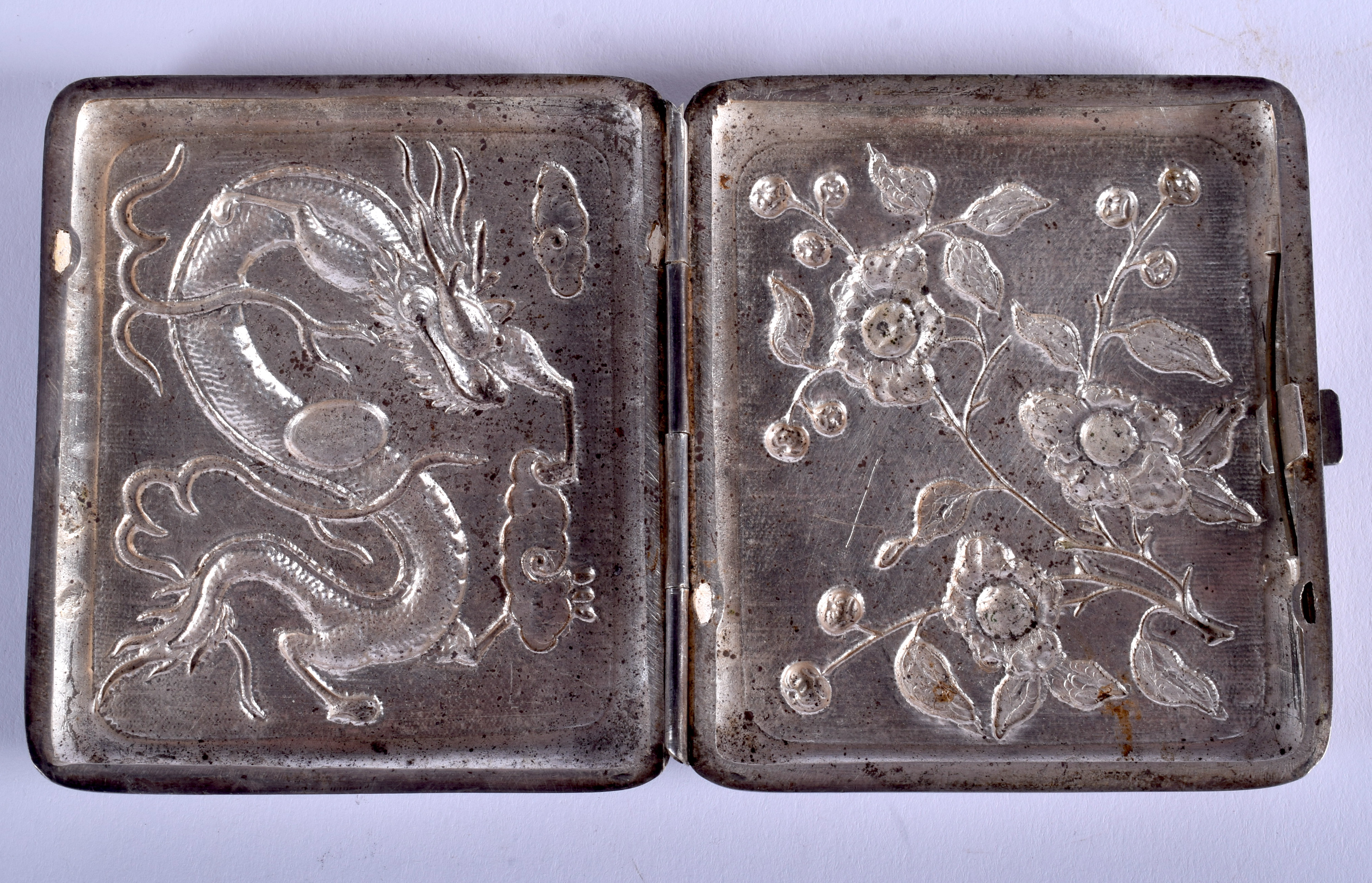 A 19TH CENTURY CHINESE EXPORT SILVER CASE in the manner of Wang Hing. 75 grams. 6.5 cm x 7.5 cm. - Image 3 of 3