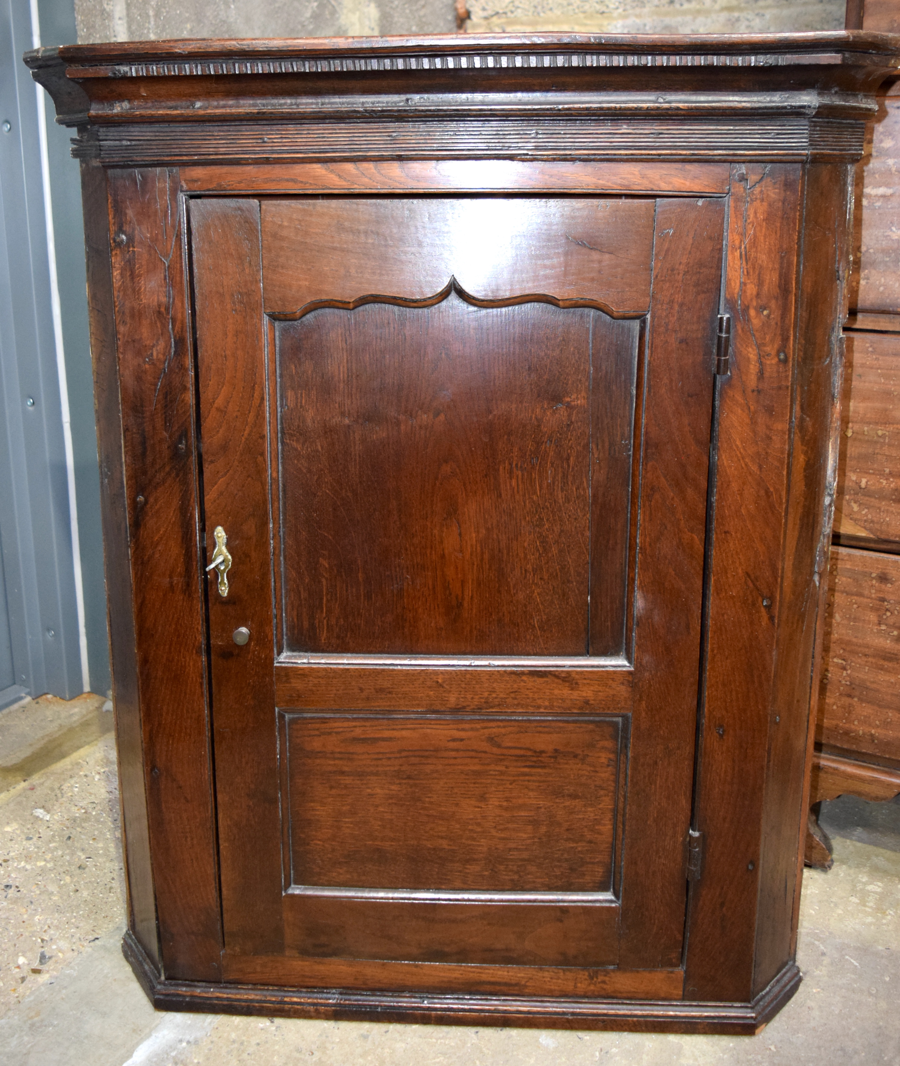 An 18th C Oak hanging Cupboard. 97cm x 79cm - Image 2 of 8