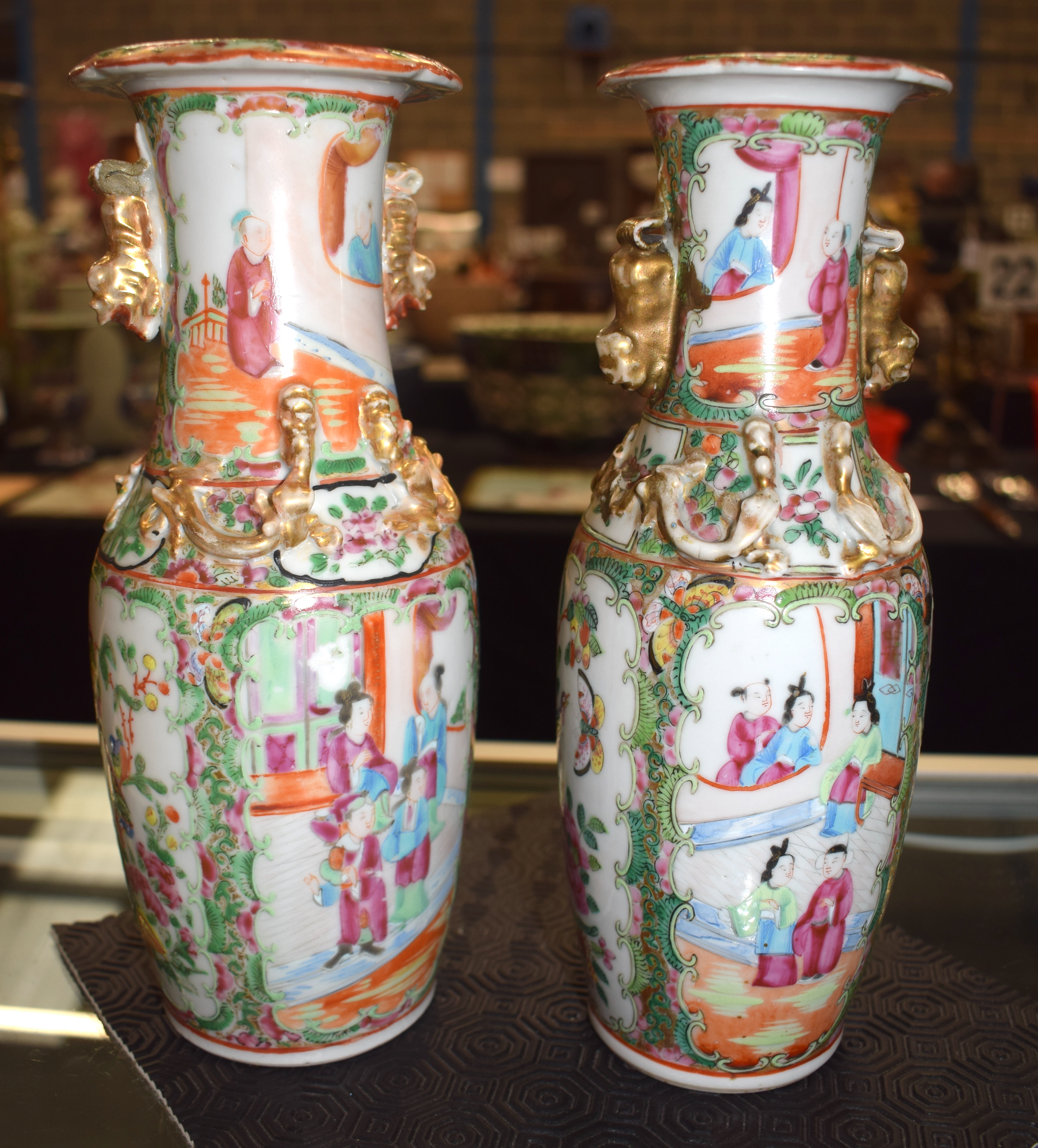 A NEAR PAIR OF 19TH CENTURY CHINESE CANTON FAMILLE ROSE VASES Qing. 26 cm high. - Image 6 of 8