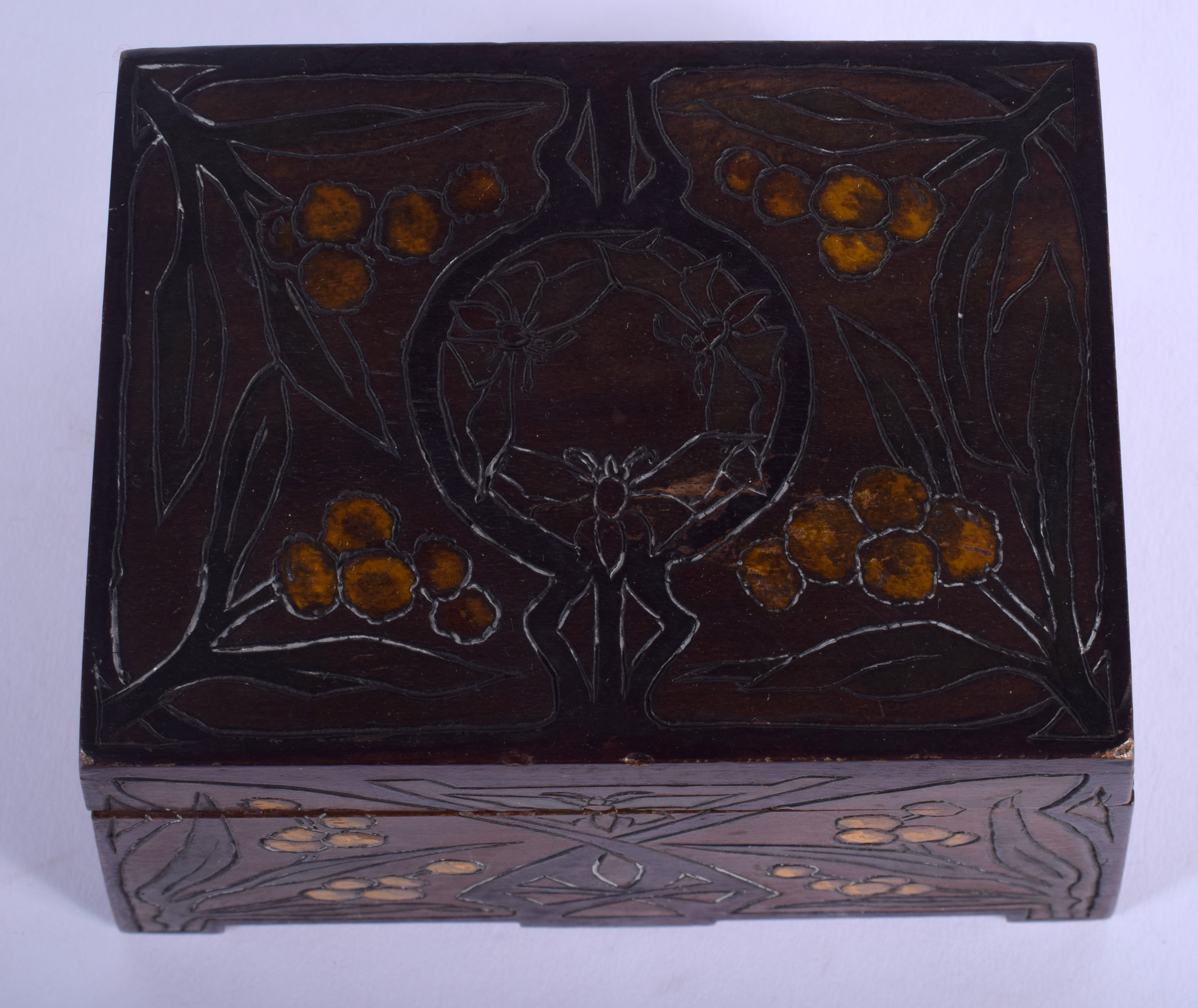 AN AUSTRIAN SECESSIONIST MOVEMENT CARVED WOOD CASKET decorated with flowers. 14 cm x 9 cm. - Image 3 of 5