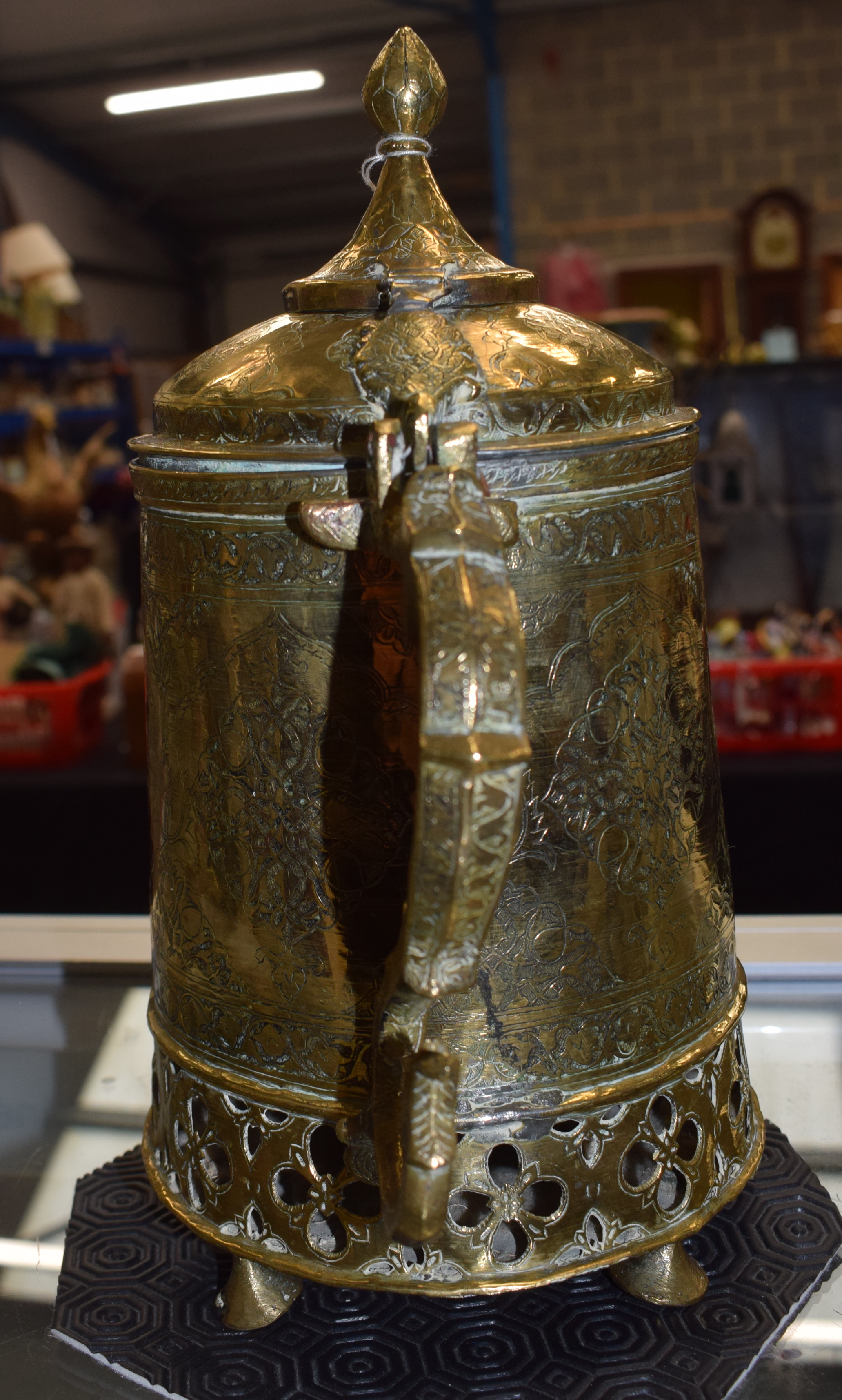 A LARGE 19TH CENTURY MIDDLE EASTERN BRASS KUFIC EWER decorated with foliage and vines. 30 cm x 22 c - Image 9 of 12