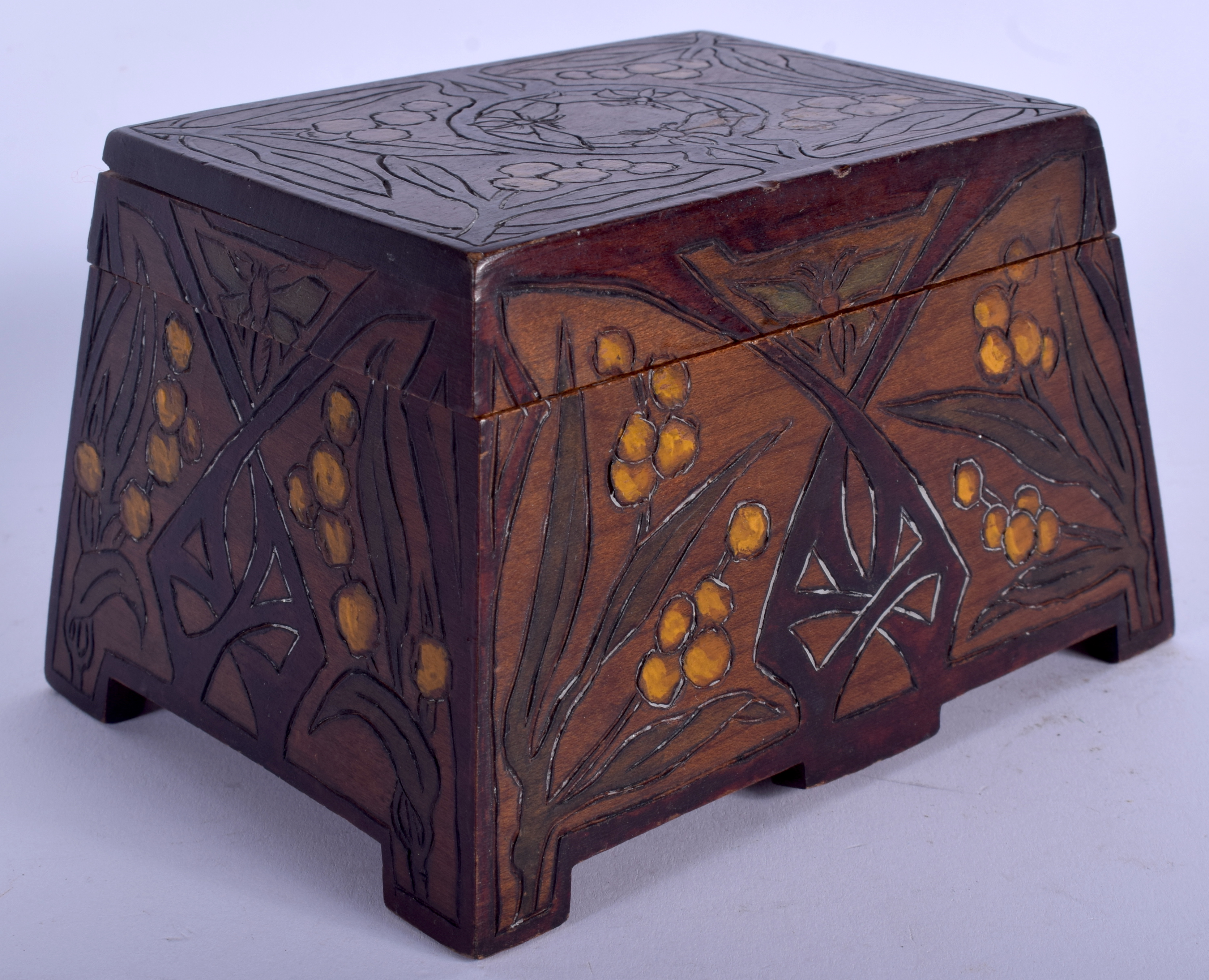 AN AUSTRIAN SECESSIONIST MOVEMENT CARVED WOOD CASKET decorated with flowers. 14 cm x 9 cm.