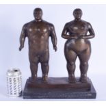A LARGE CONTEMPORARY BRONZE FIGURE OF TWO LOVERS. 37 cm x 26 cm.