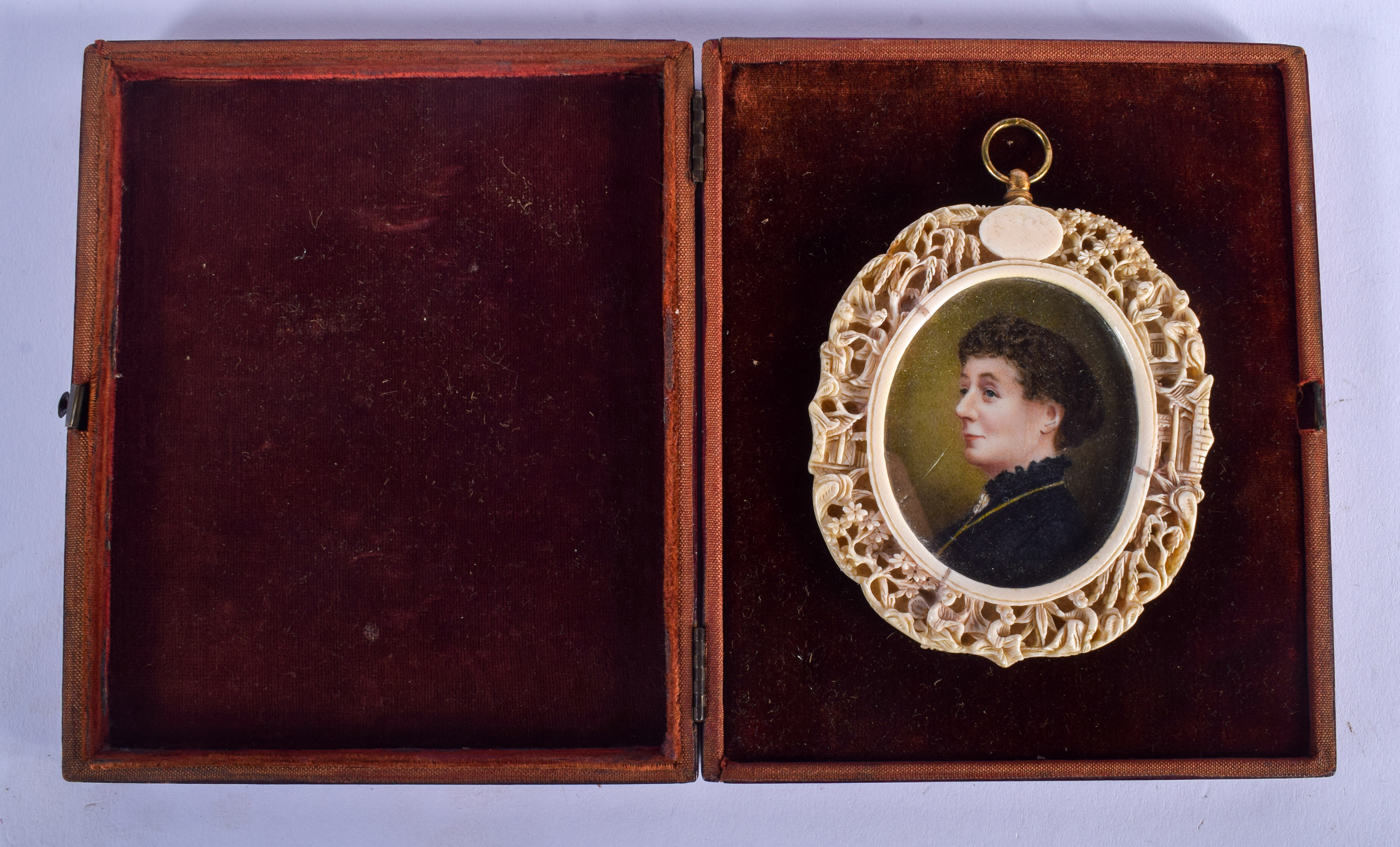 A 19TH CENTURY EUROPEAN CARVED IVORY PORTRAIT MINIATURE contained within a Qing dynasty ivory frame - Image 3 of 3