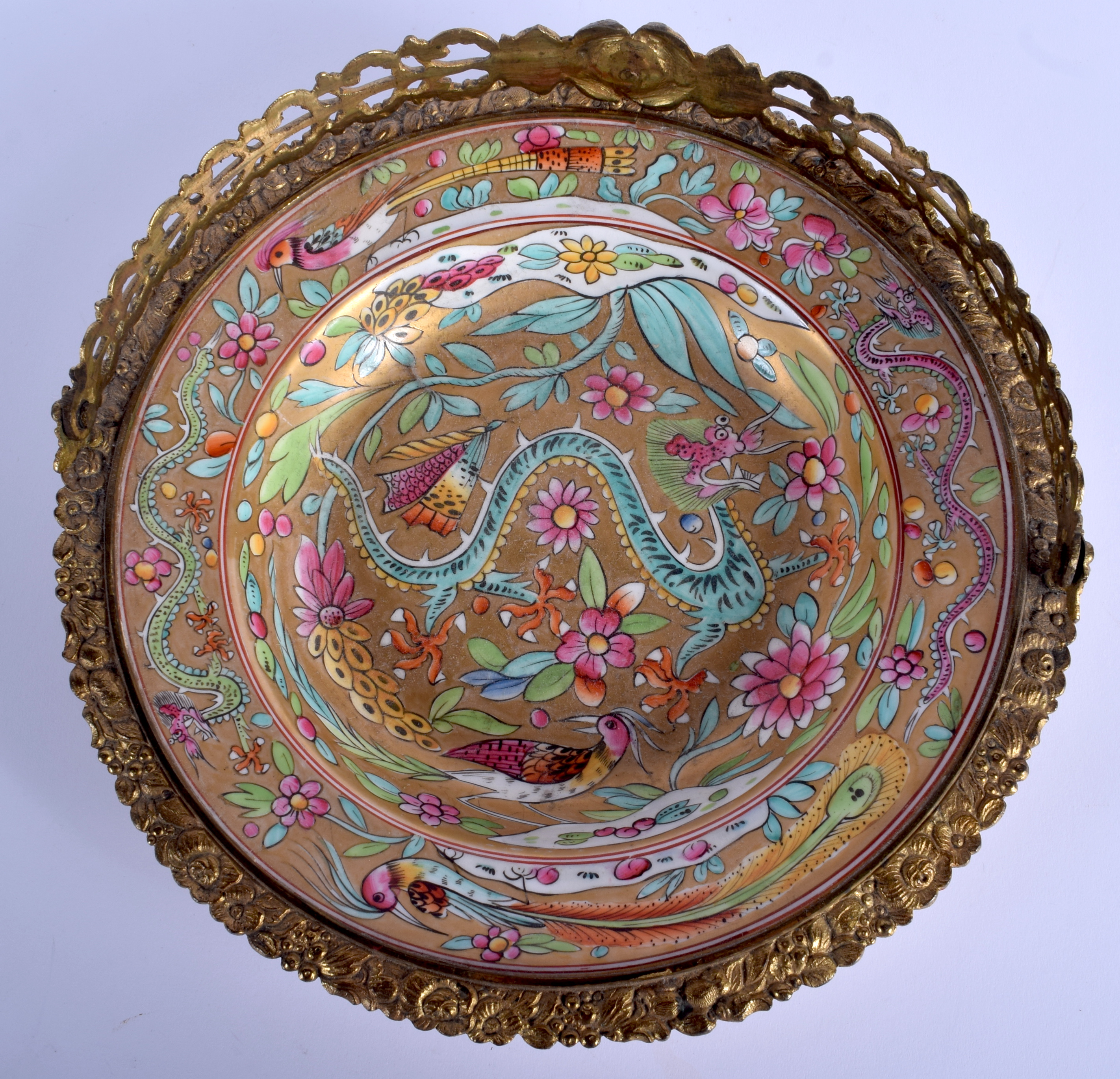 A 19TH CENTURY FRENCH SAMSONS OF PARIS PORCELAIN BASKET painted with dragons. 25 cm wide. - Bild 2 aus 3