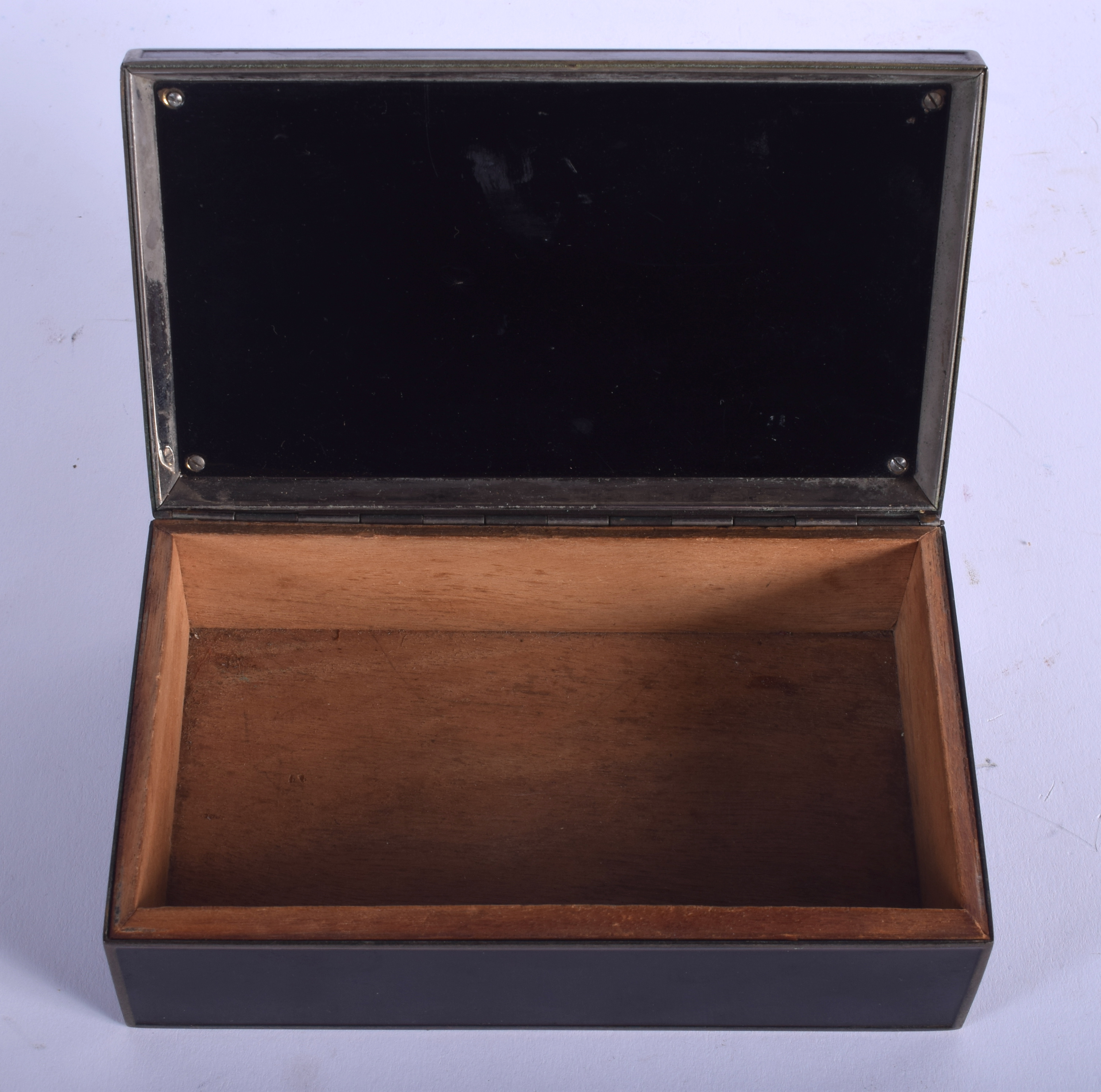 AN ART DECO COLD PAINTED DOGGY CIGARETTE BOX. 15 cm x 11 cm. - Image 3 of 3