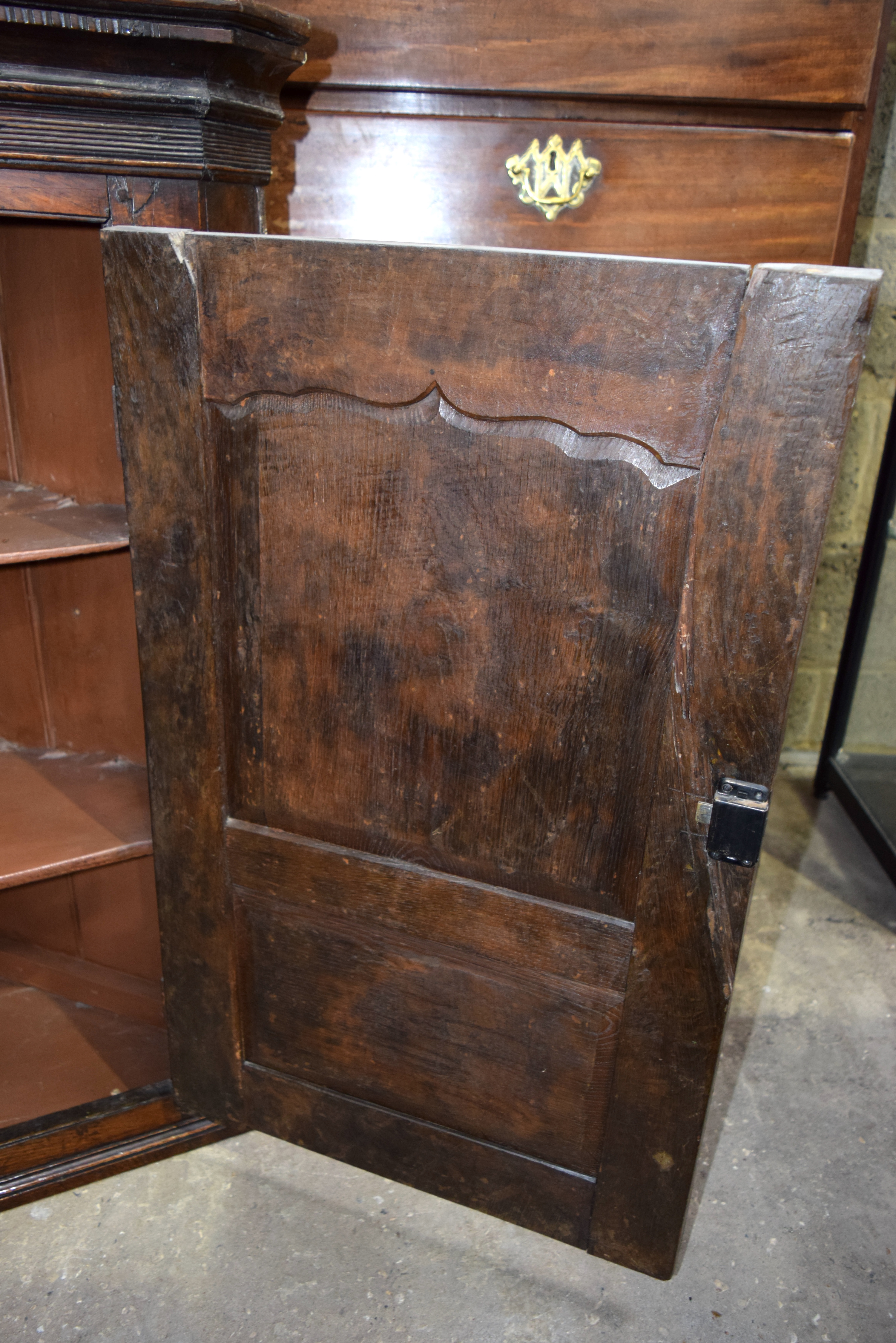 An 18th C Oak hanging Cupboard. 97cm x 79cm - Image 5 of 8