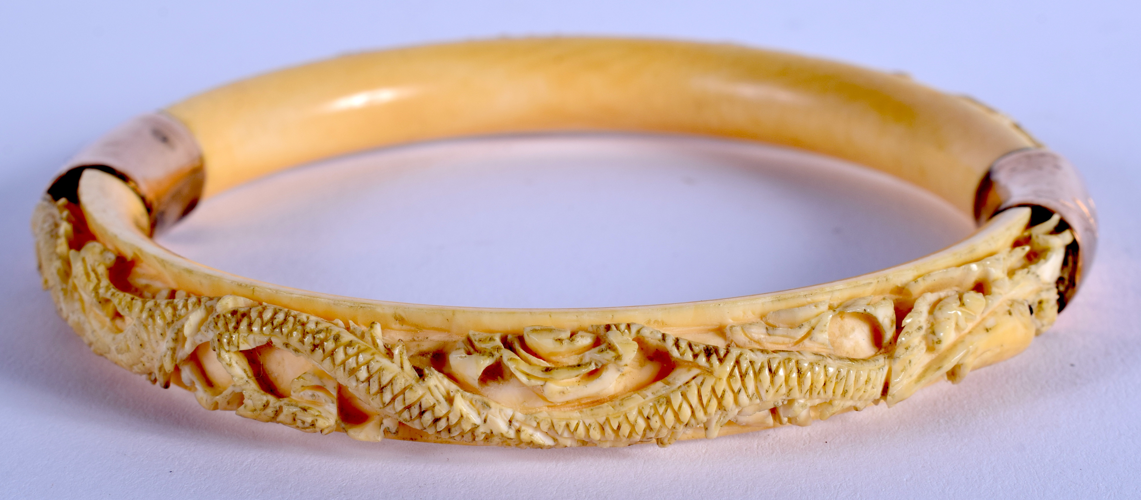 A 19TH CENTURY CHINESE CARVED IVORY DRAGON BANGLE Qing. 8.5 cm diameter. - Image 2 of 2